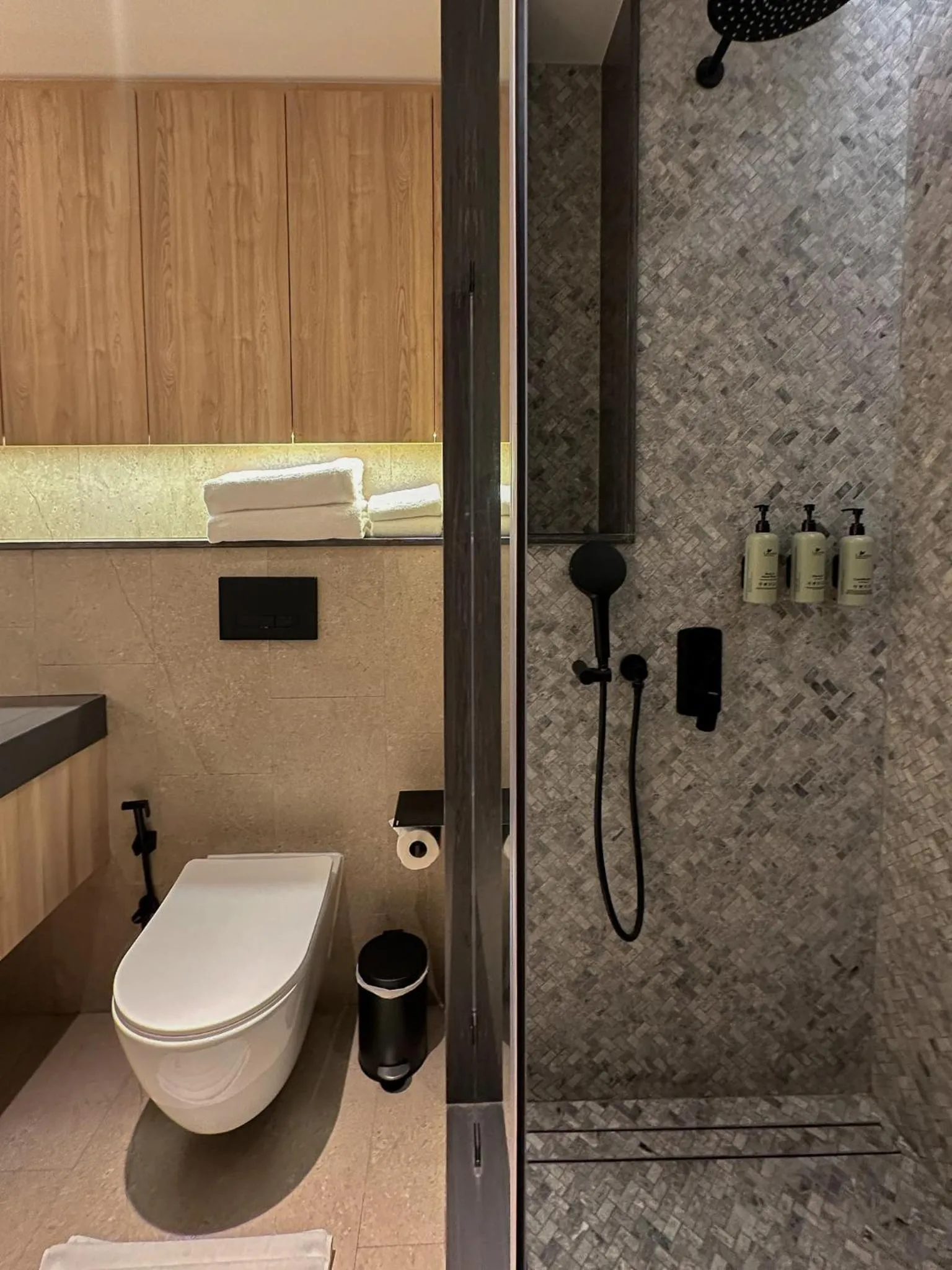 Shower in La Green Hotel and Residence