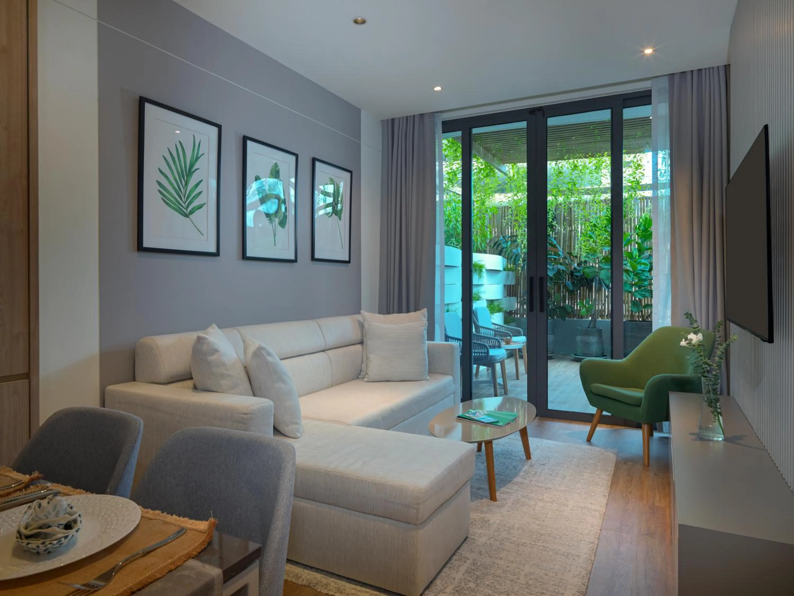 TV and multimedia in La Green Hotel and Residence