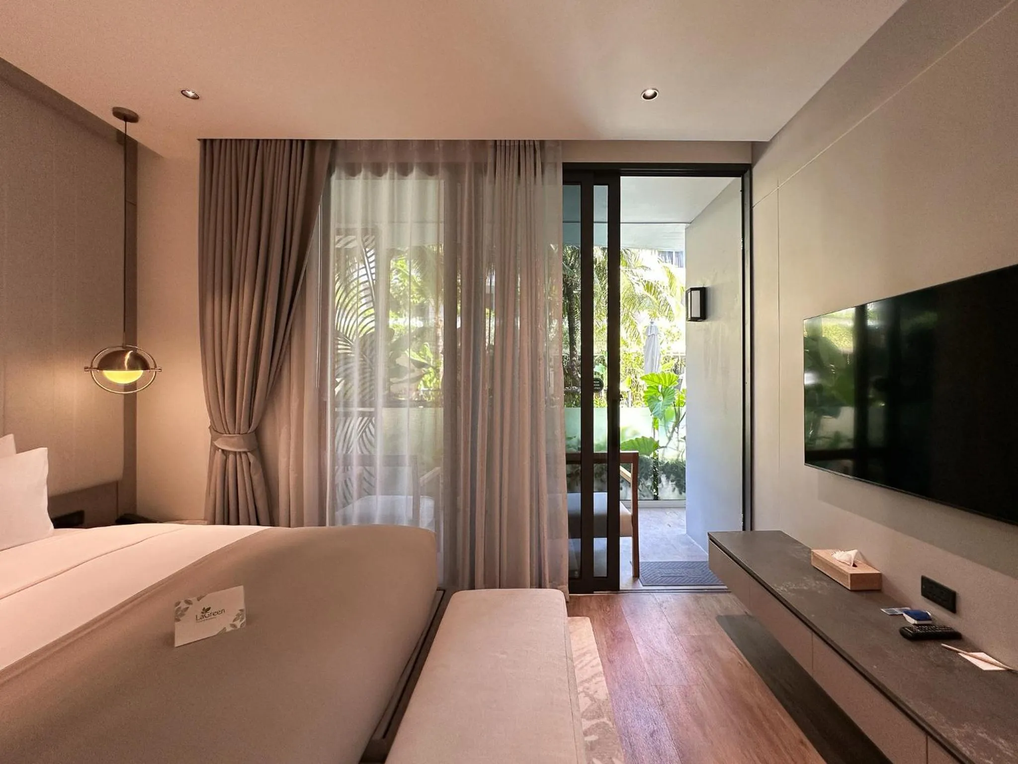 Communal lounge/ TV room, Bed in La Green Hotel and Residence