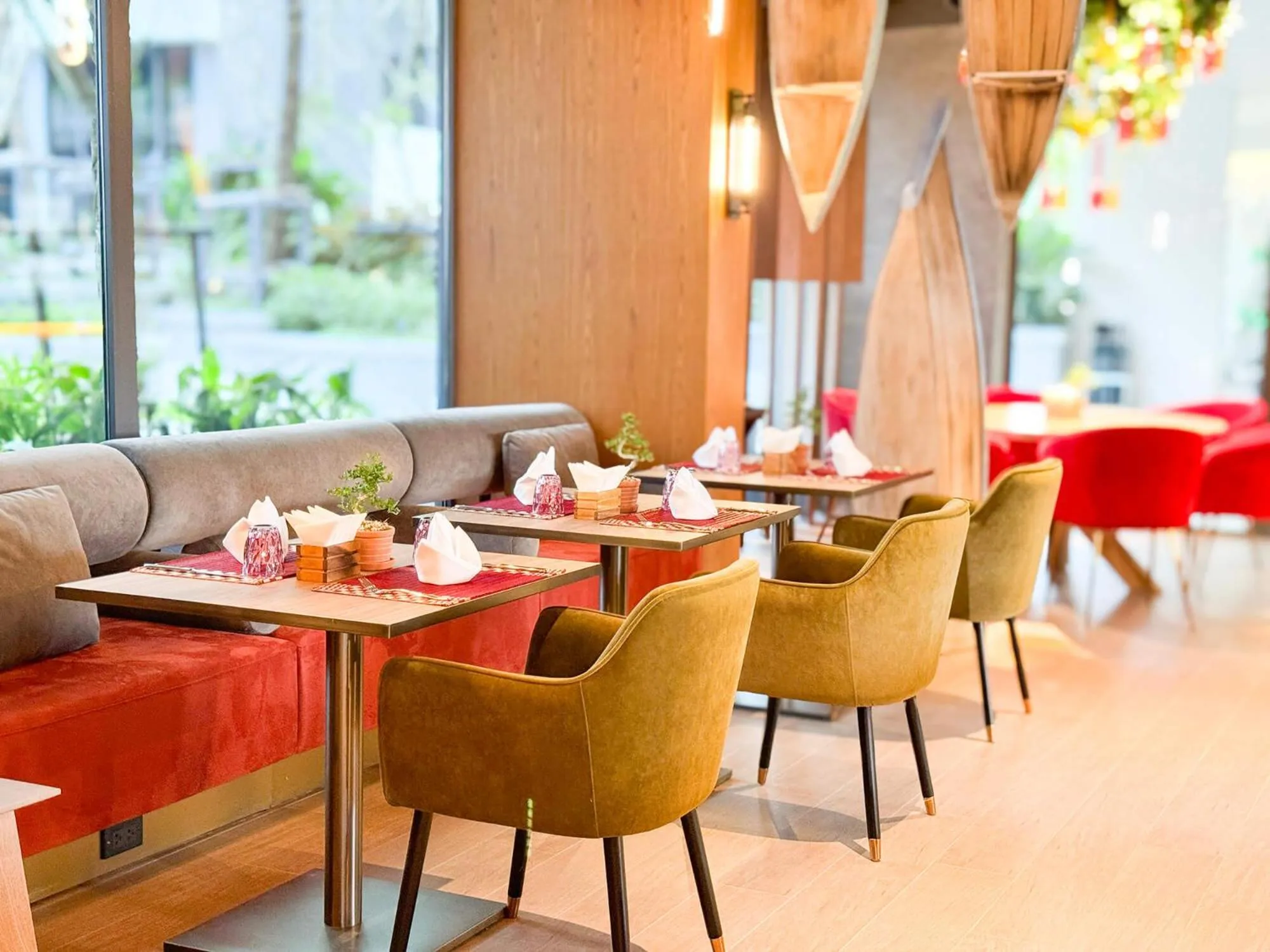 Restaurant/places to eat in La Green Hotel and Residence