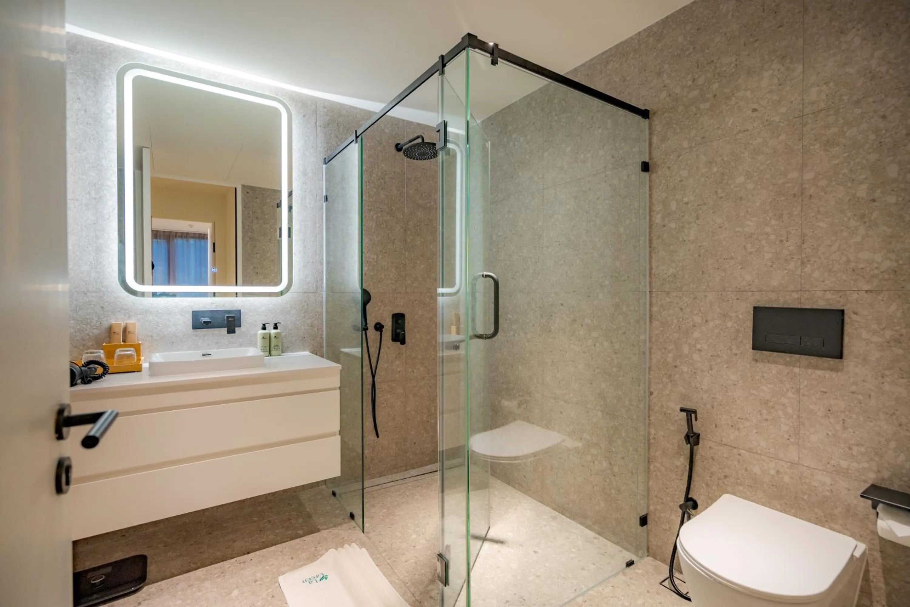 Shower in La Green Hotel and Residence