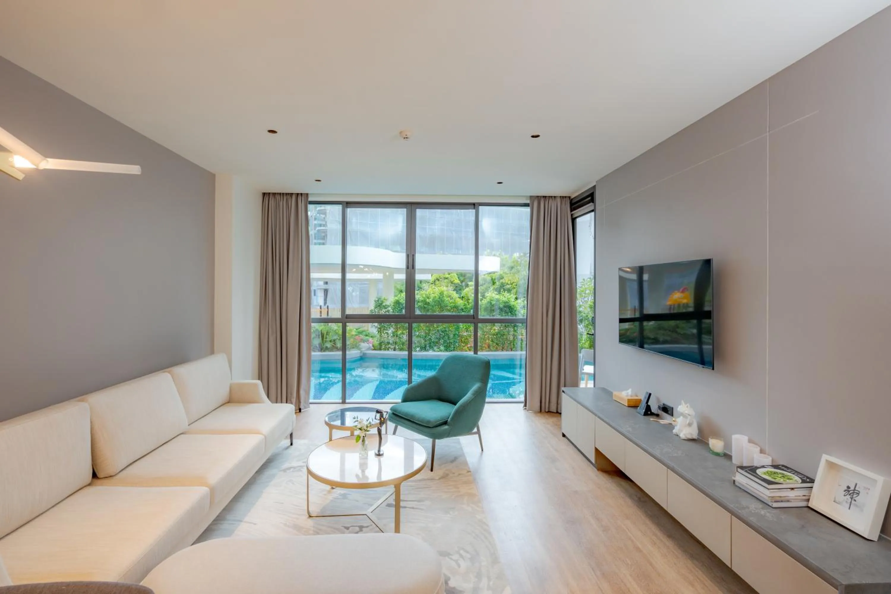 TV and multimedia in La Green Hotel and Residence