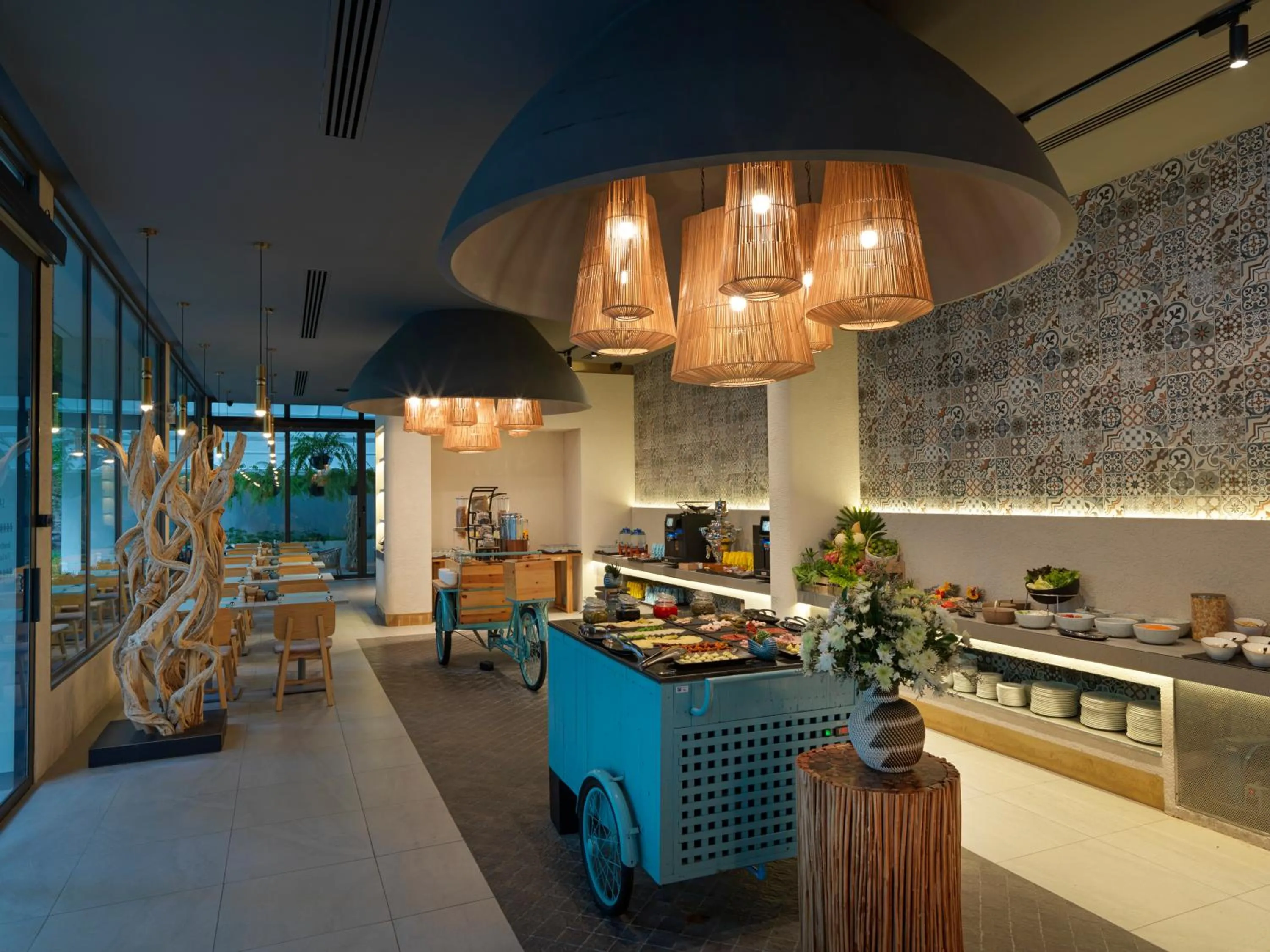 Restaurant/places to eat in La Green Hotel and Residence