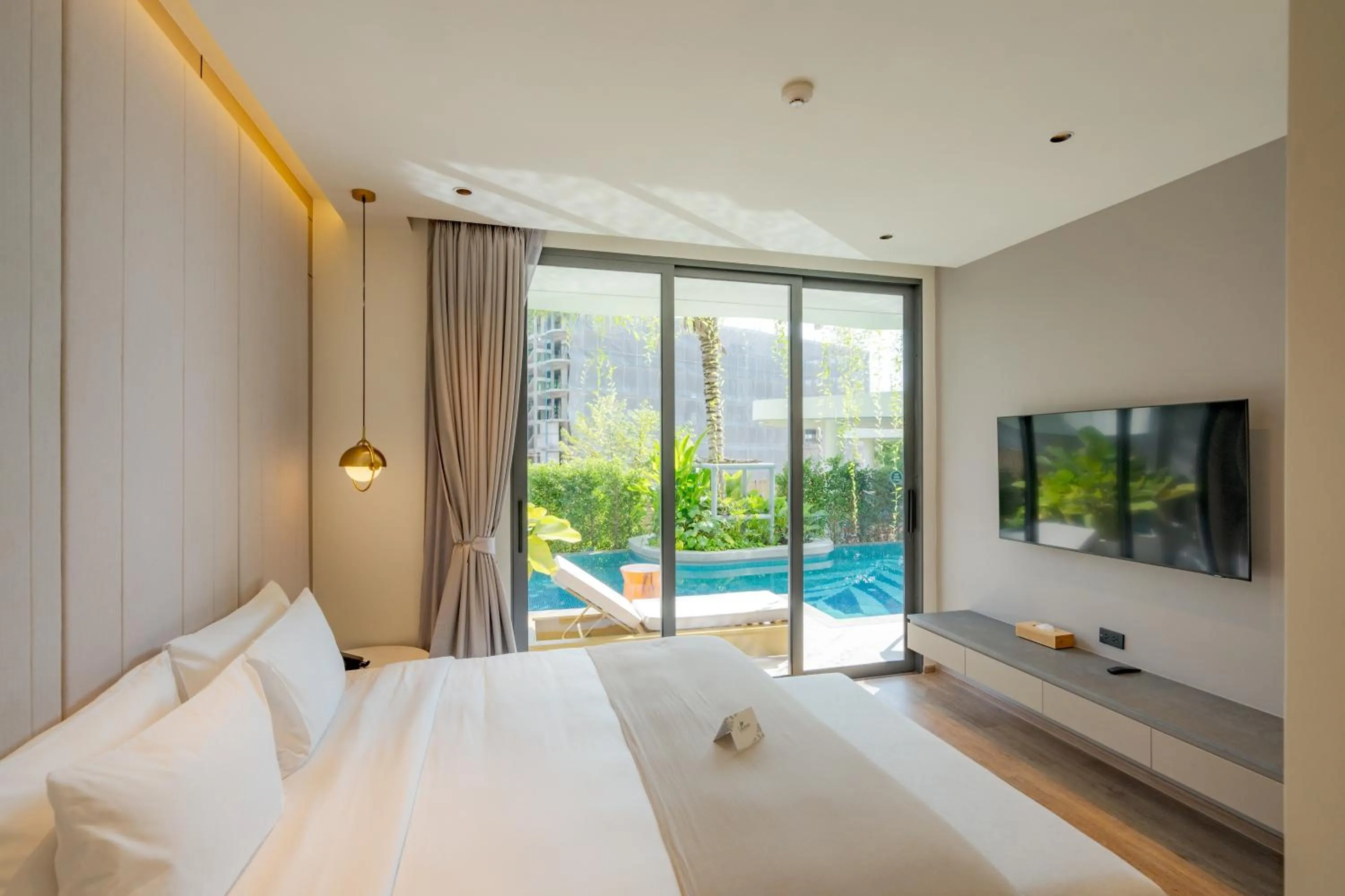 Bed in La Green Hotel and Residence