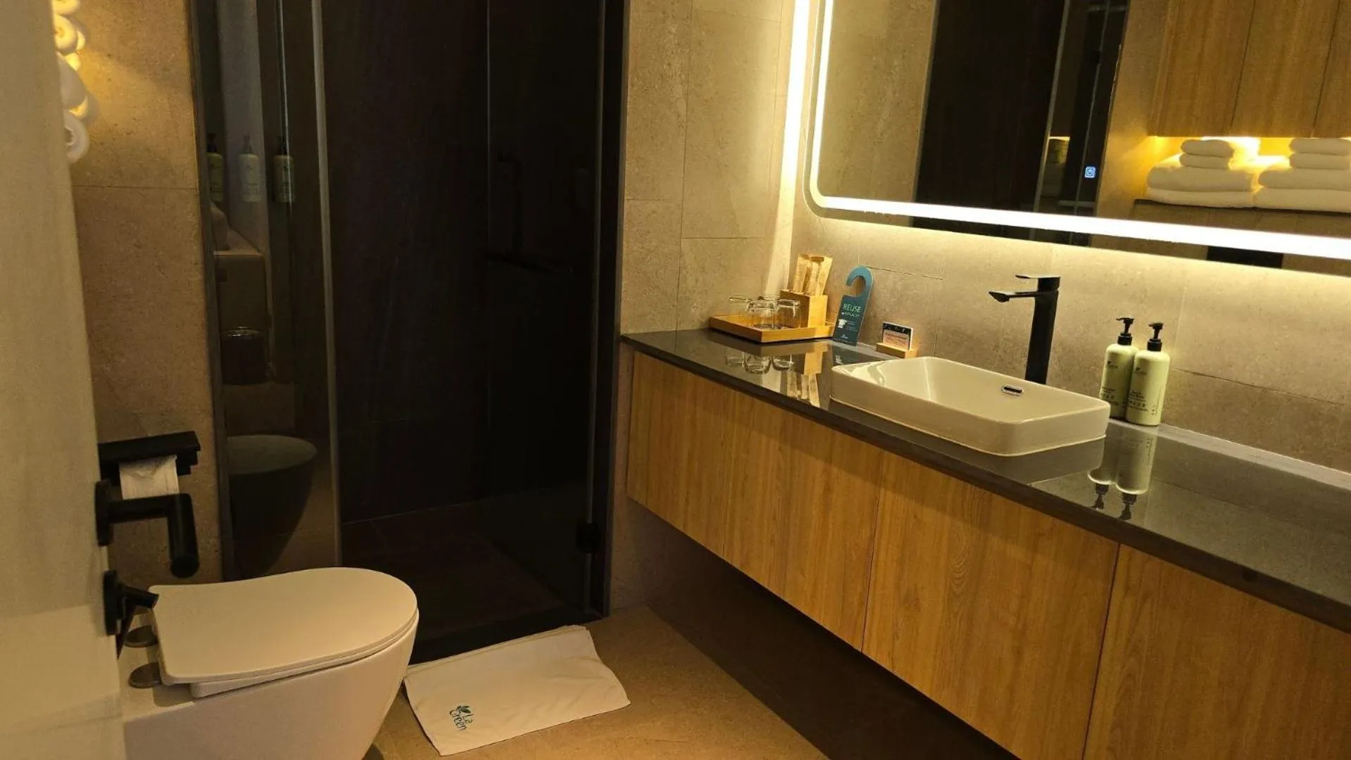 Toilet in La Green Hotel and Residence