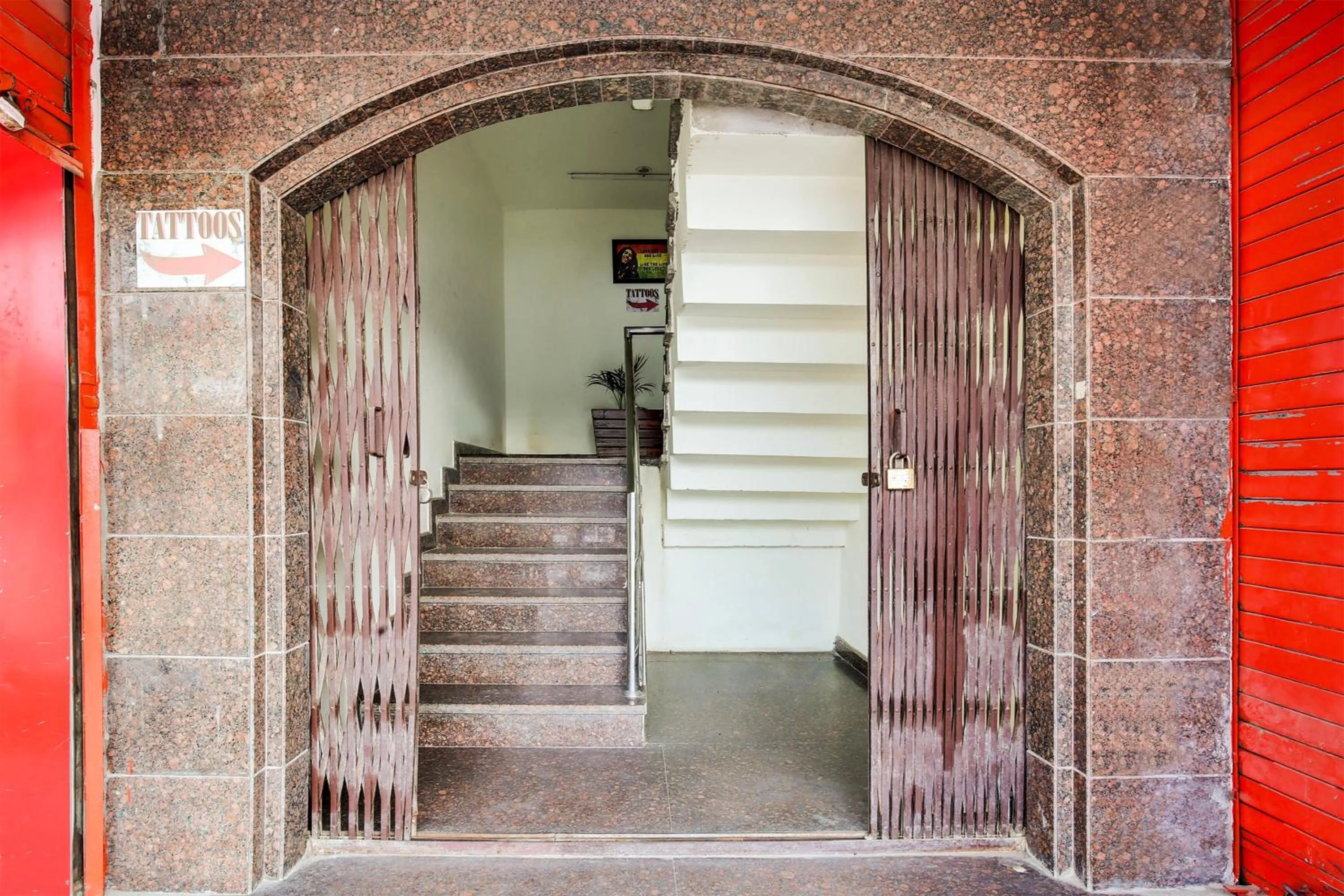 Facade/entrance in Collection O White Prime