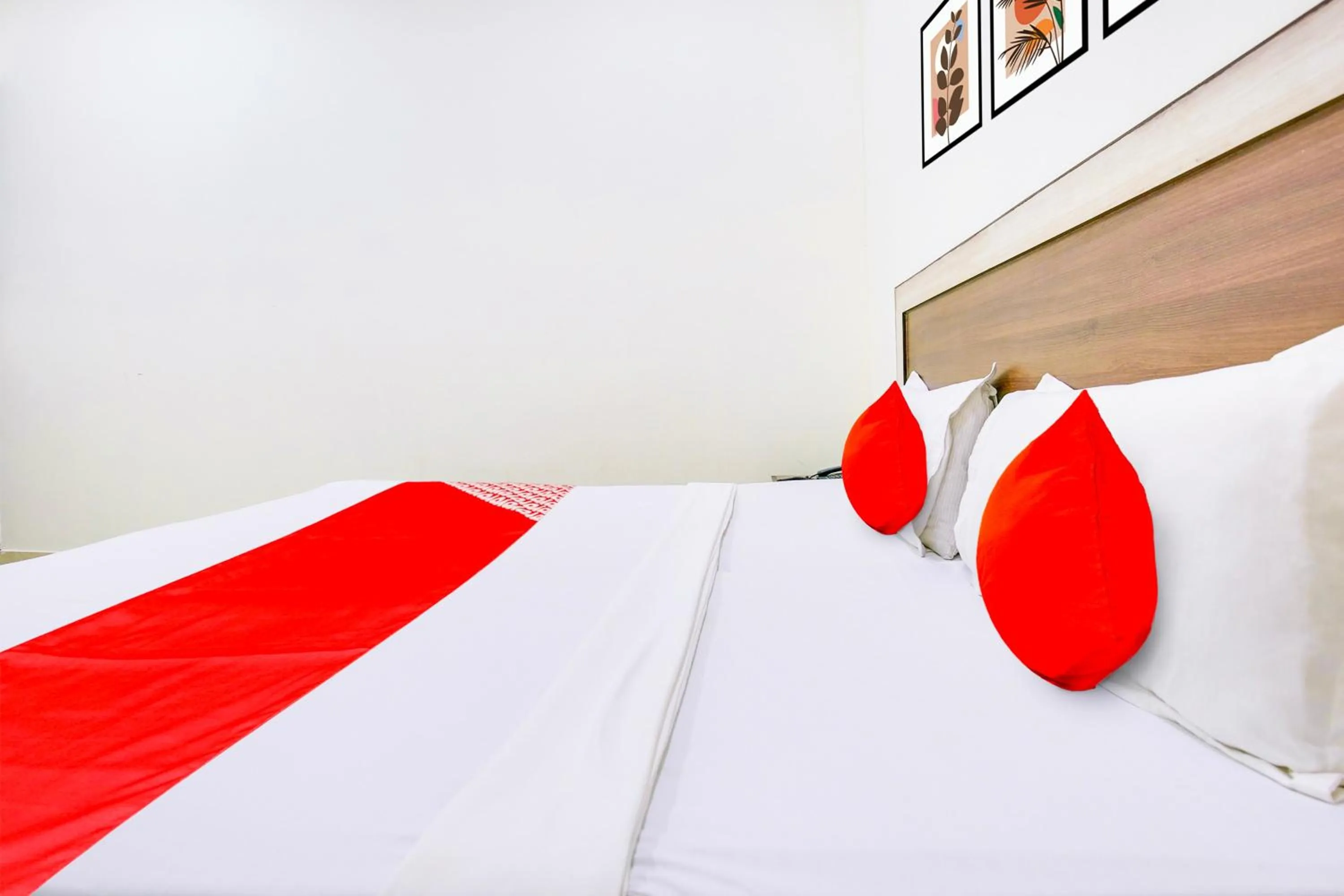 Bedroom, Bed in Super Collection O White Prime