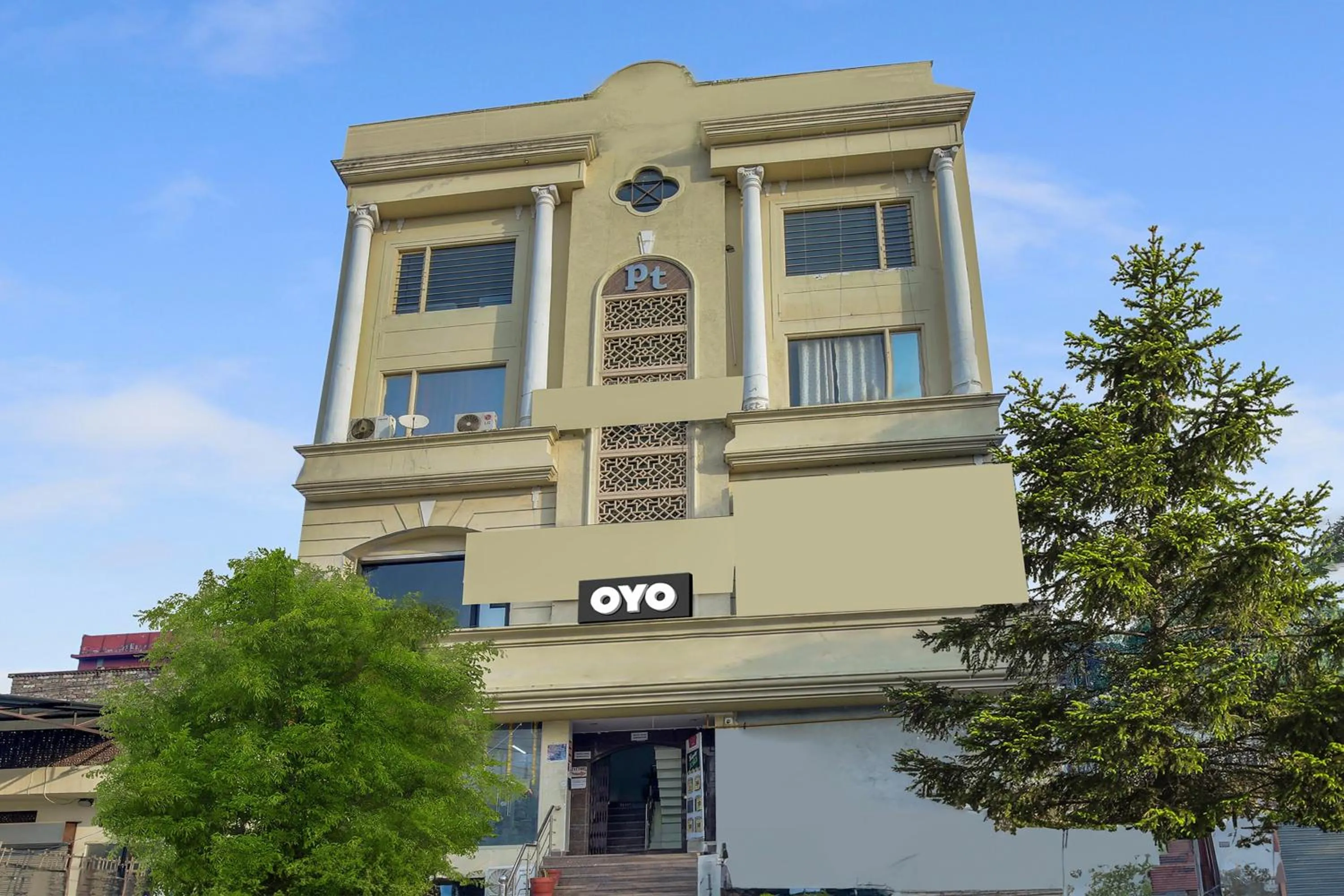 Facade/entrance in Super Collection O White Prime