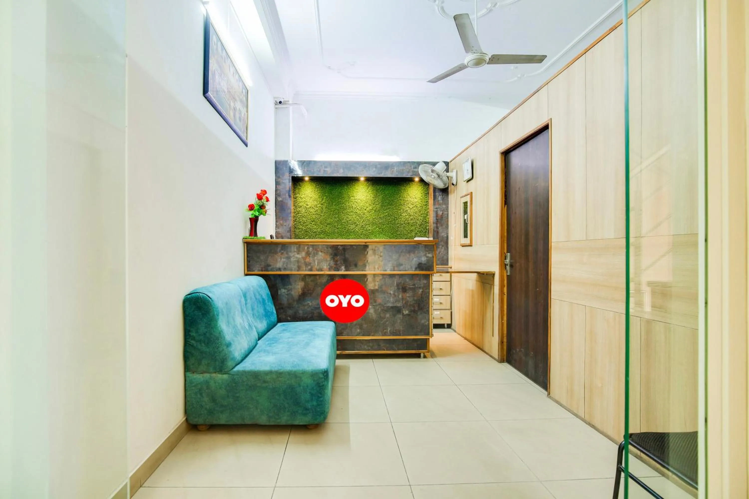 Lobby or reception in Collection O White Prime