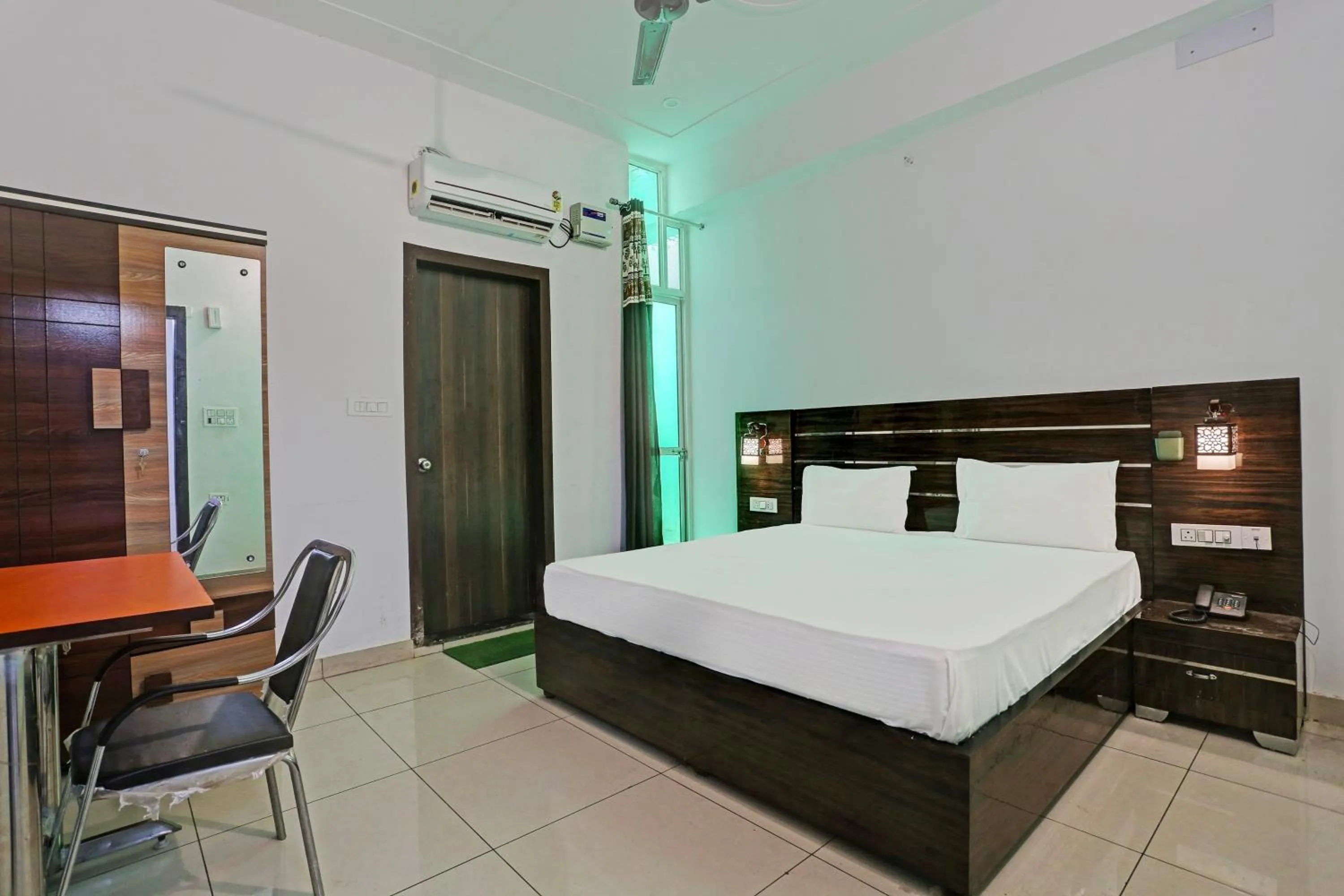 Bedroom in Hotel O Mahak Hotel & Restaurant