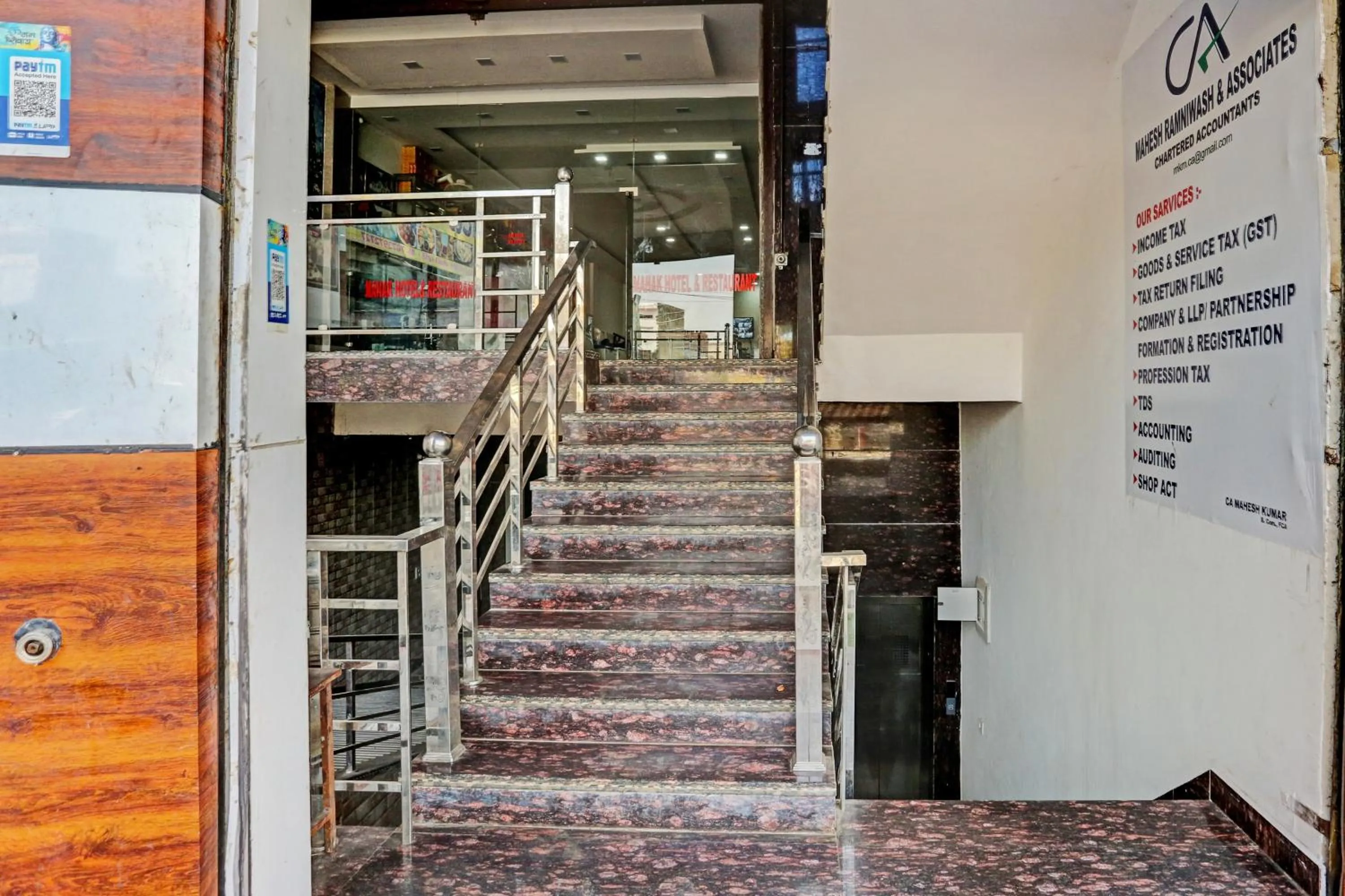 Facade/entrance in Hotel O Mahak Hotel & Restaurant