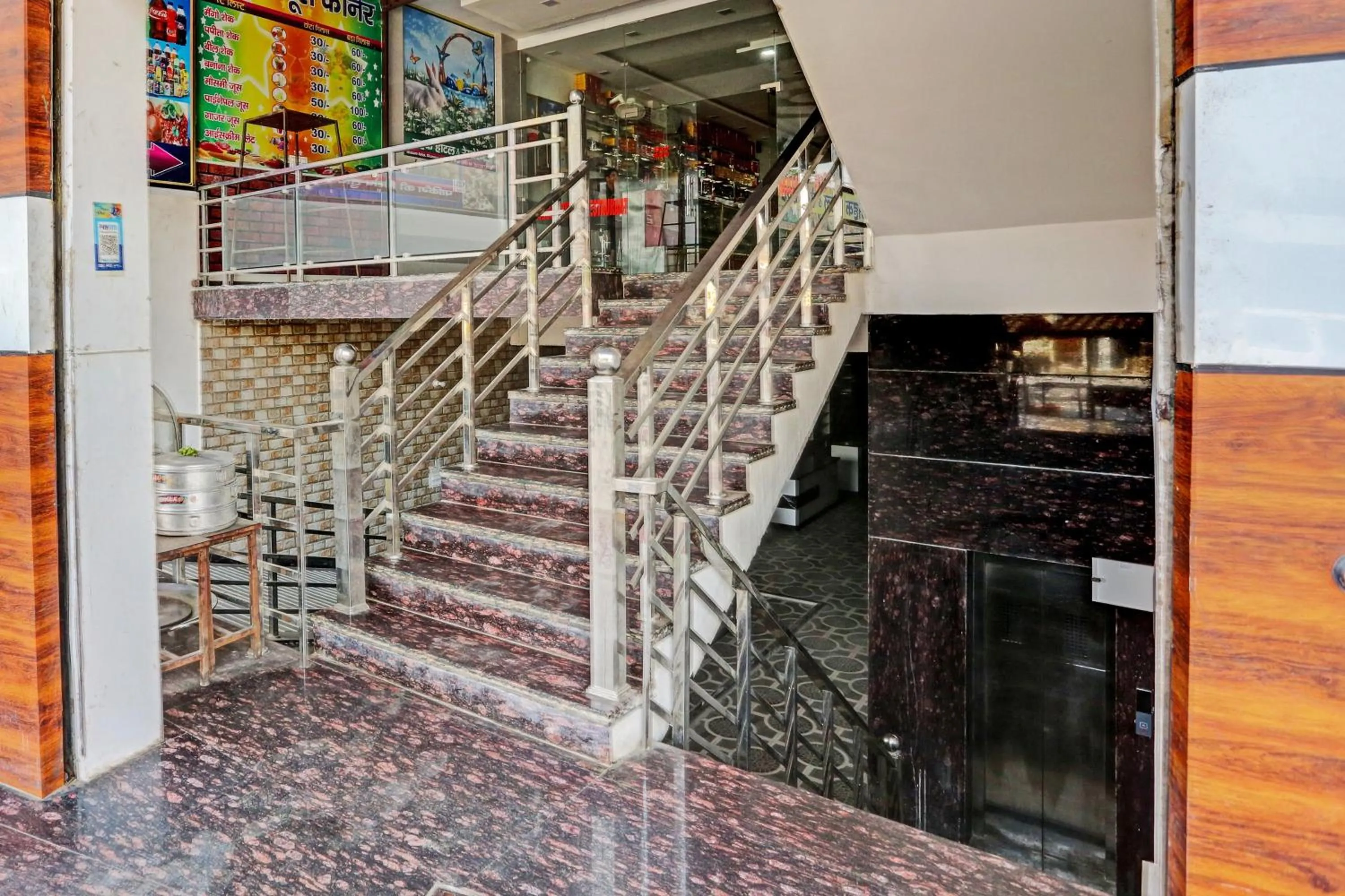 Facade/entrance in Hotel O Mahak Hotel & Restaurant