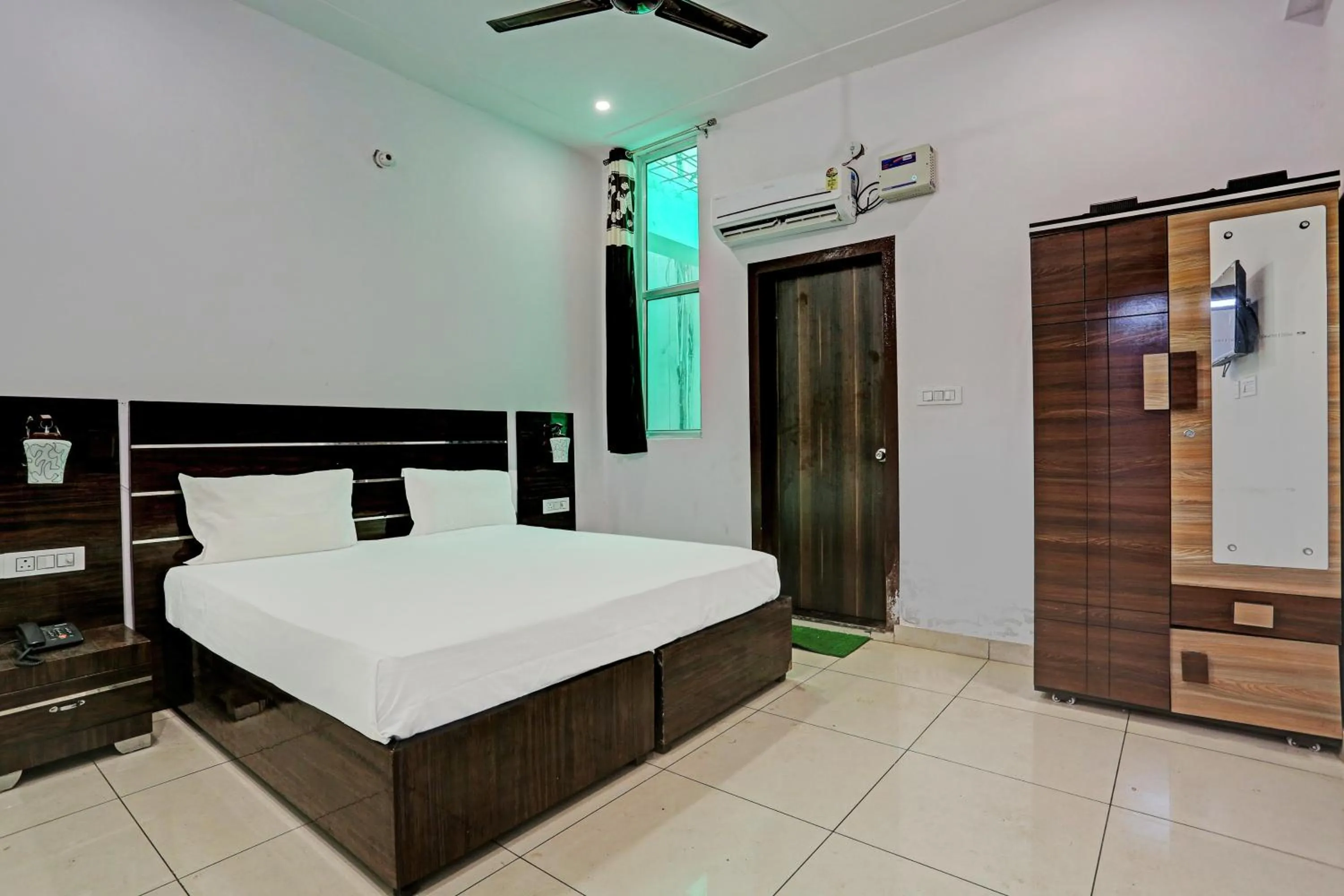 Bedroom in Hotel O Mahak Hotel & Restaurant