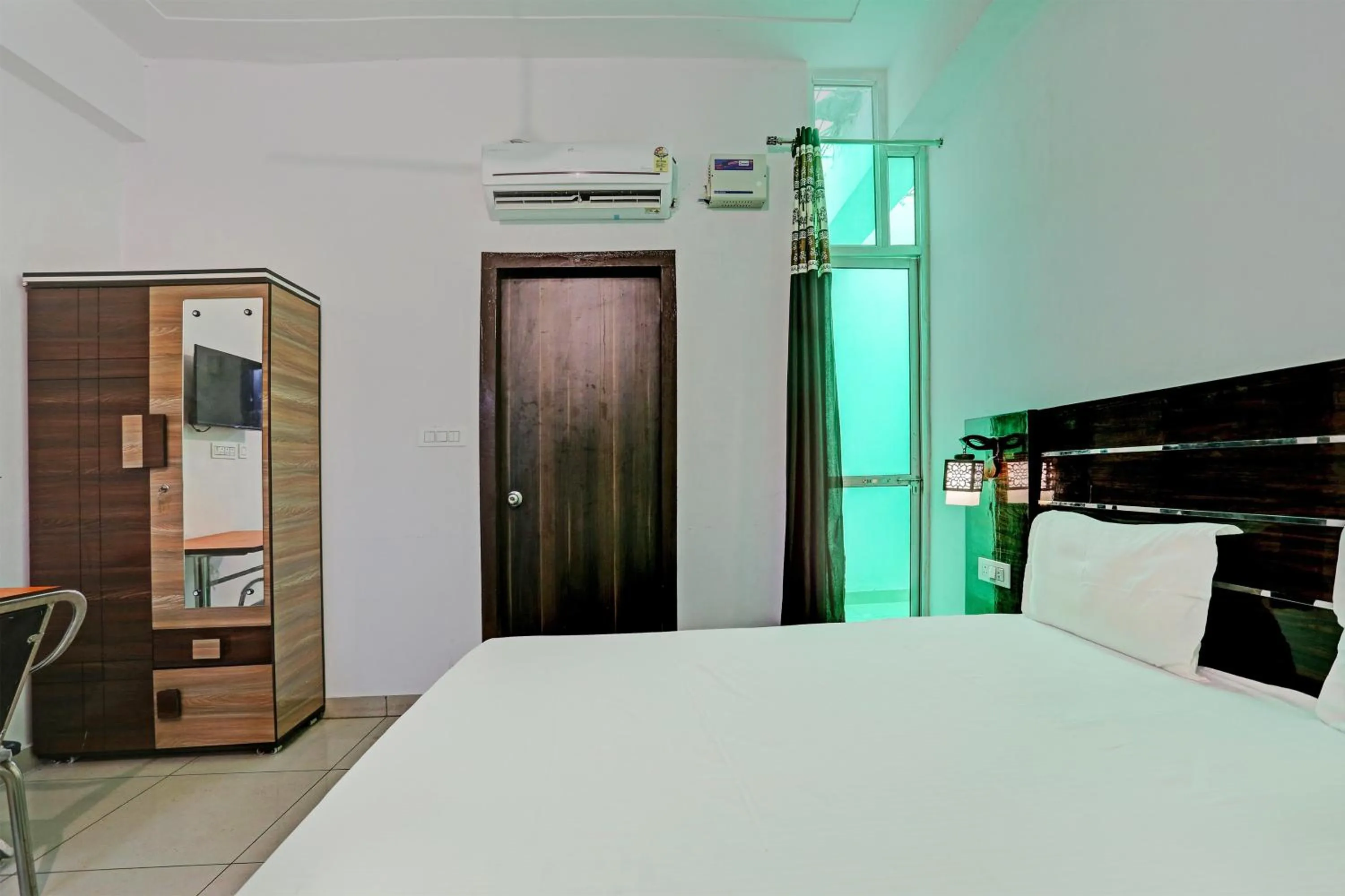 Bedroom in Hotel O Mahak Hotel & Restaurant