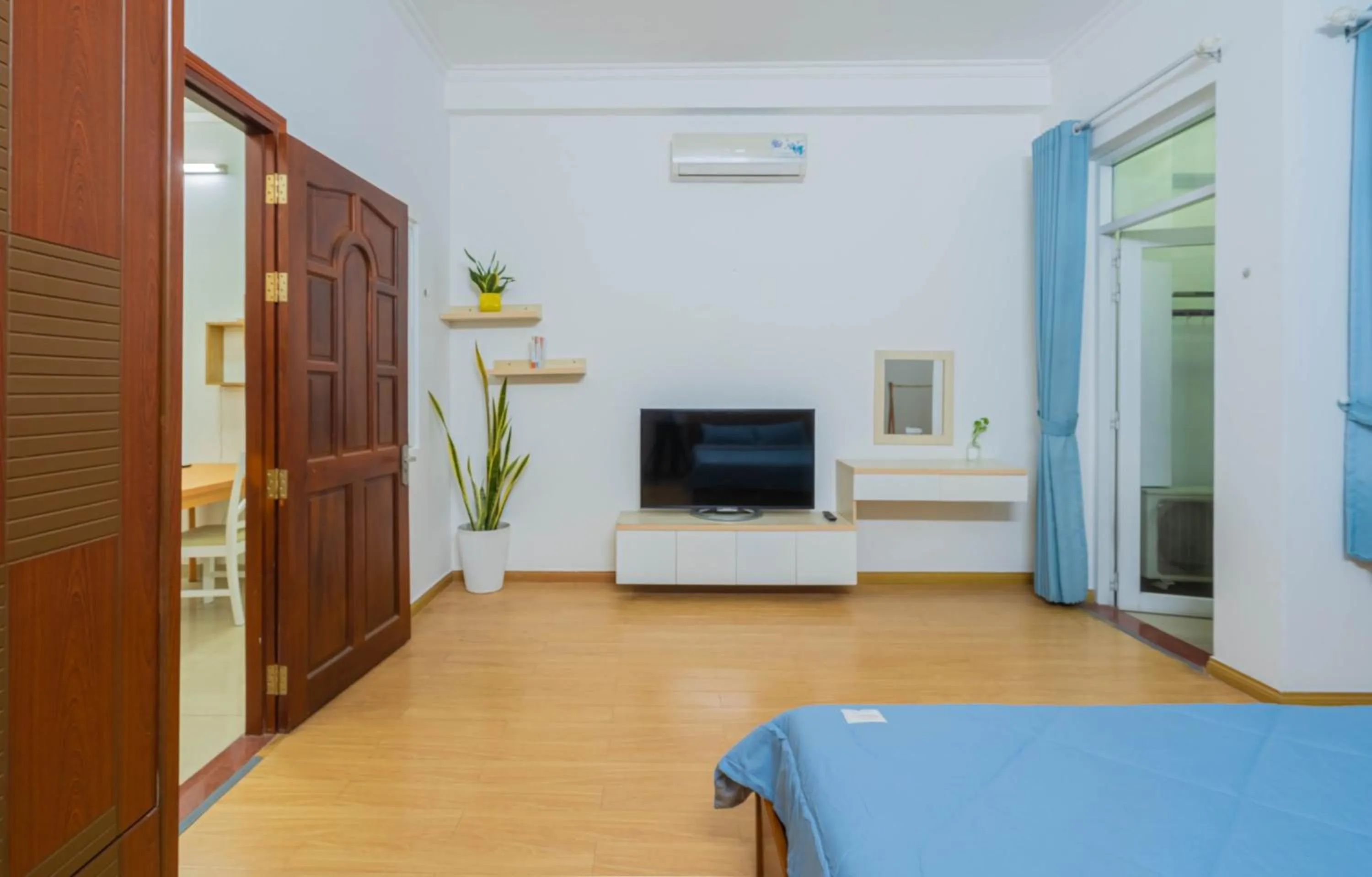 Evening entertainment, Bed in LalaHouse Riverside Residence