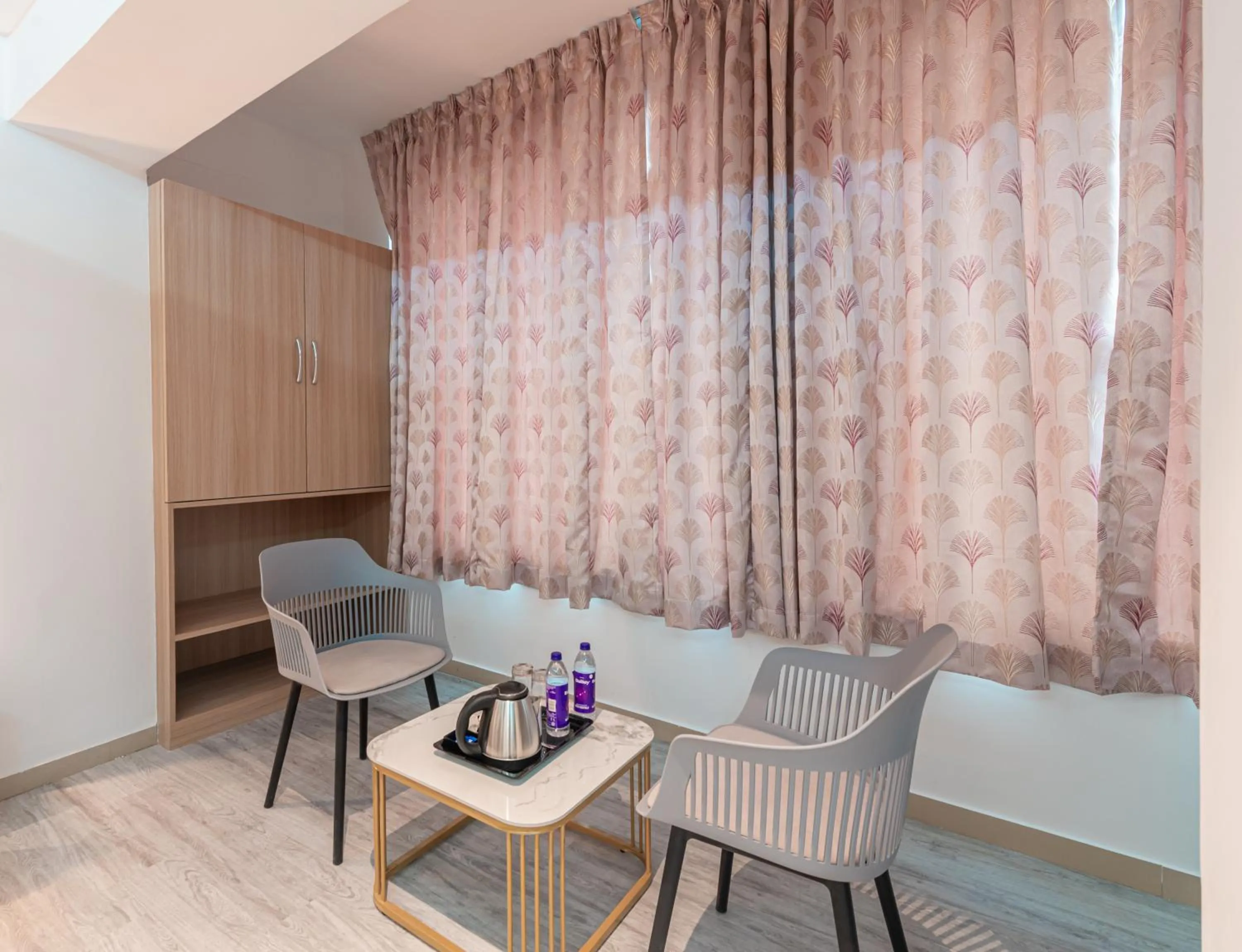 Seating area in Treebo Cocostay, Hadapsar