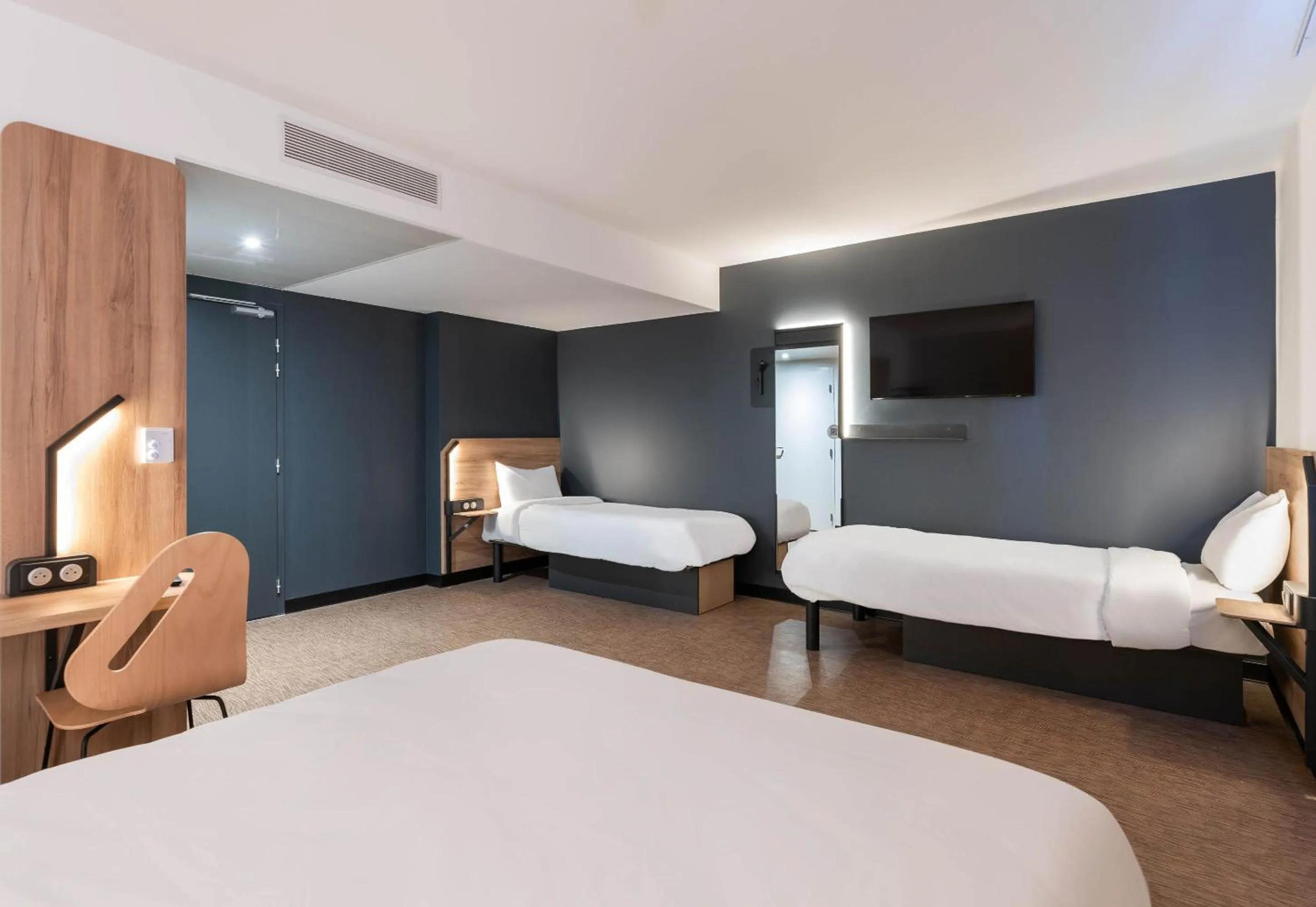 Bedroom, Bed in B&B HOTEL Massieux Genay