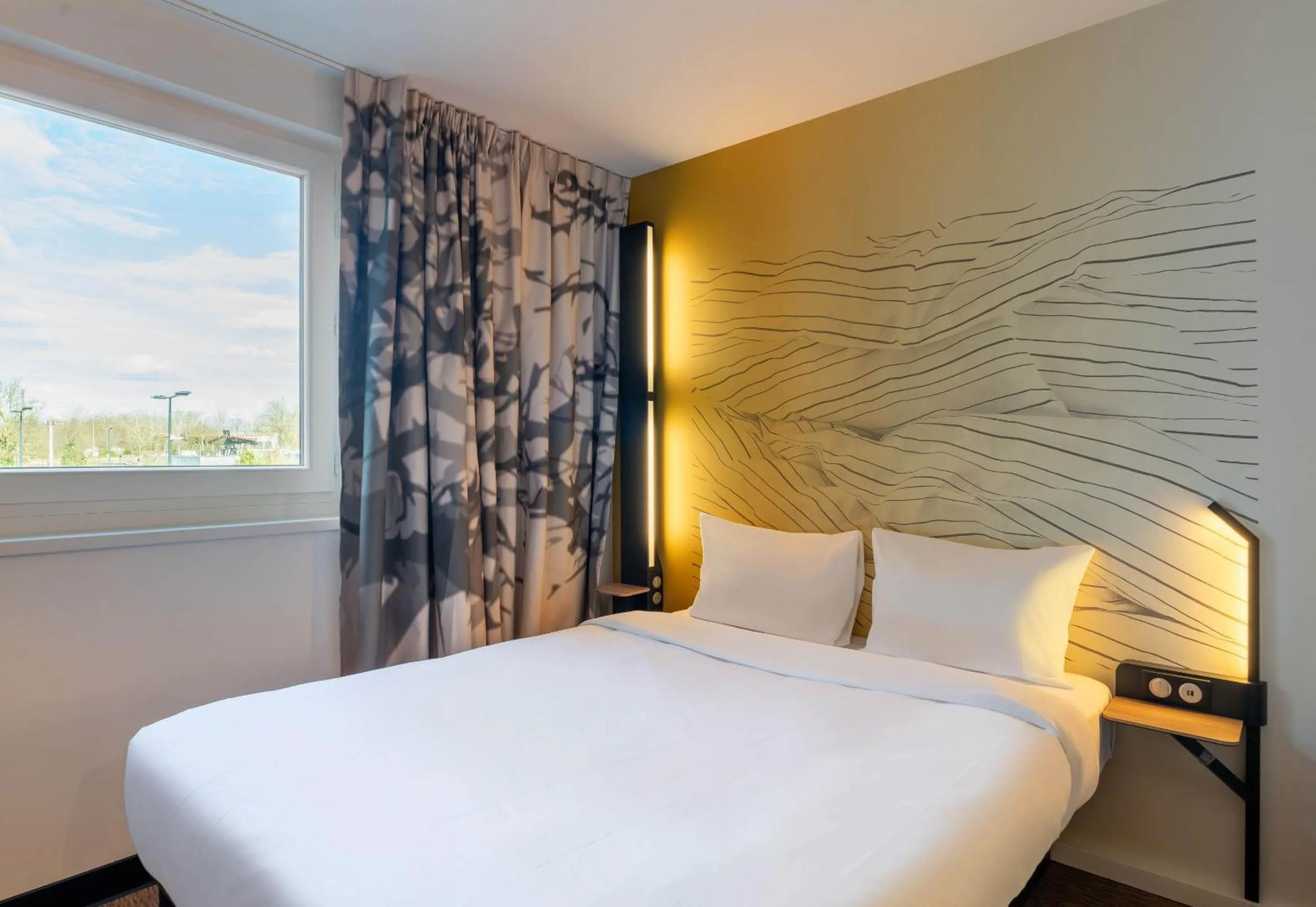 Bedroom, Bed in B&B HOTEL Massieux Genay