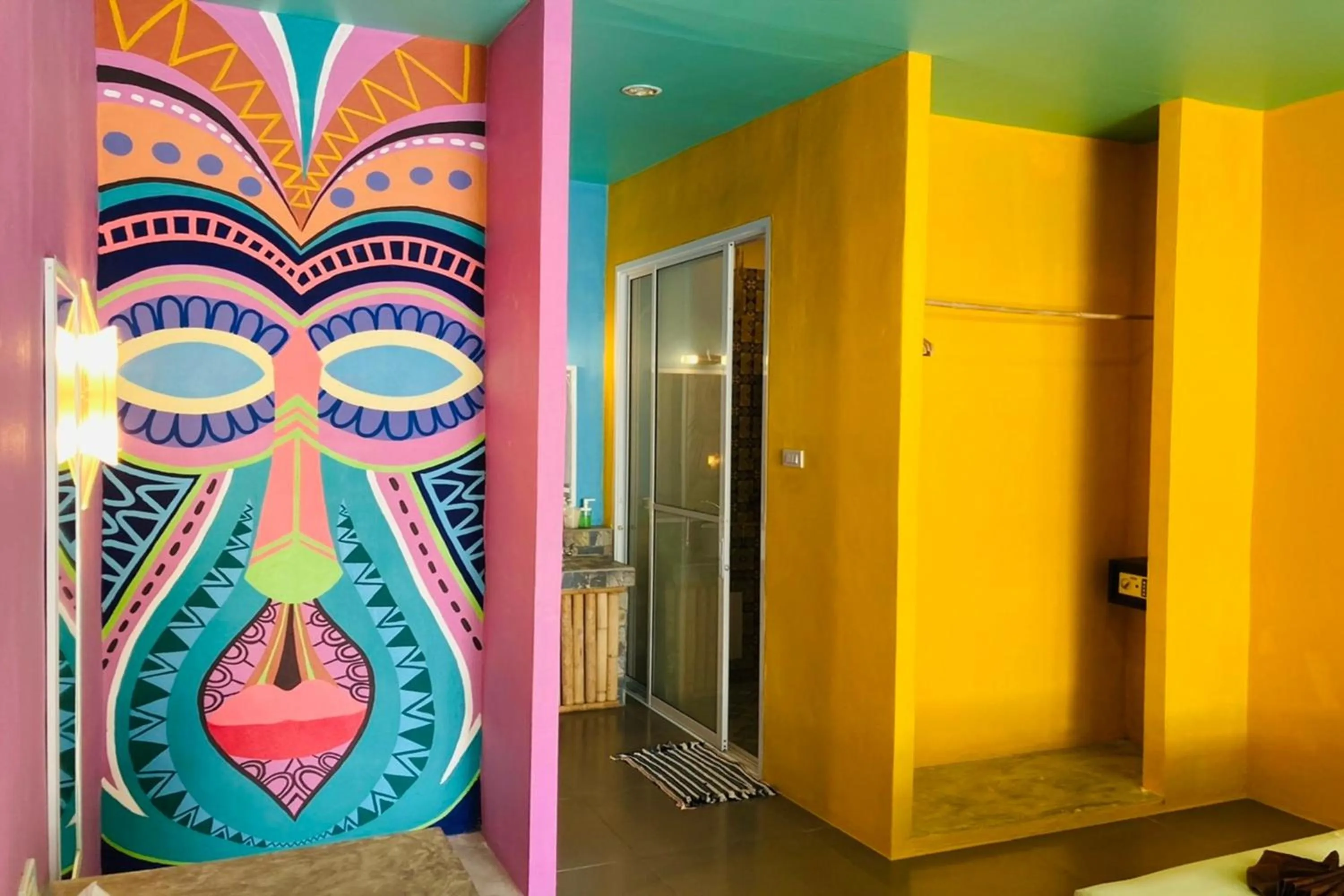 wardrobe in Chaba Bungalows