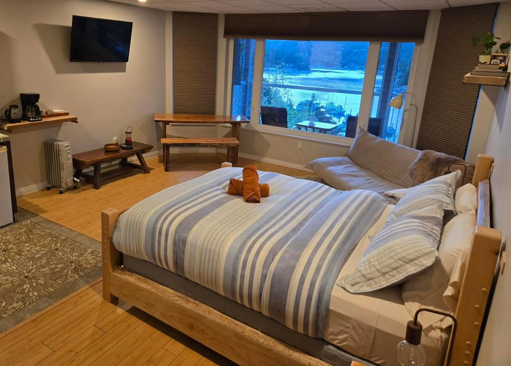 Bed in Madeira Park Oceanview Suites