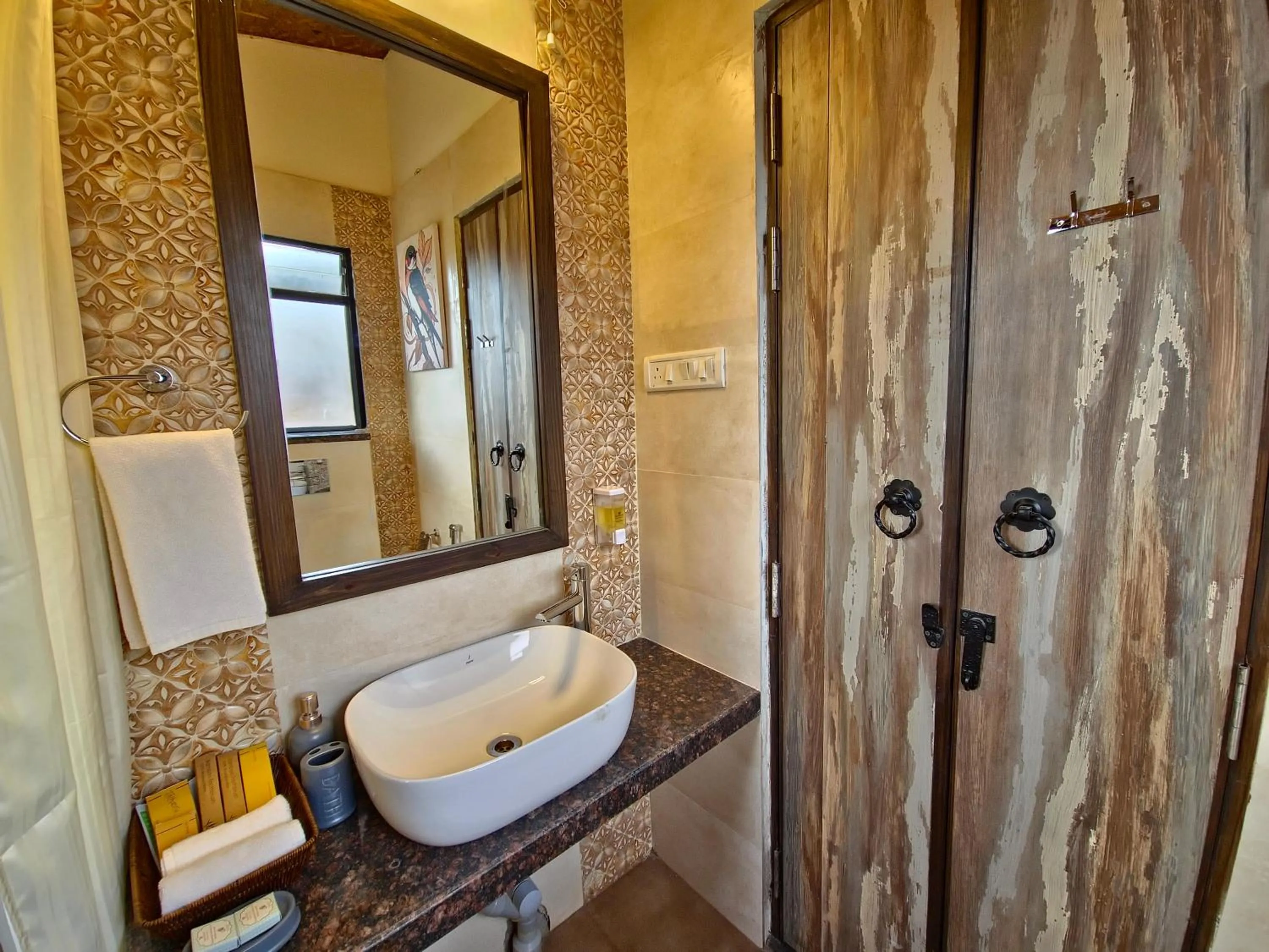Shower in Tathastu Tadoba