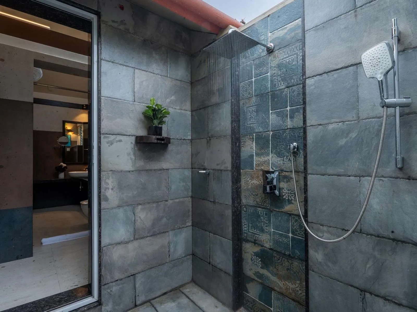 Shower in Tathastu Tadoba