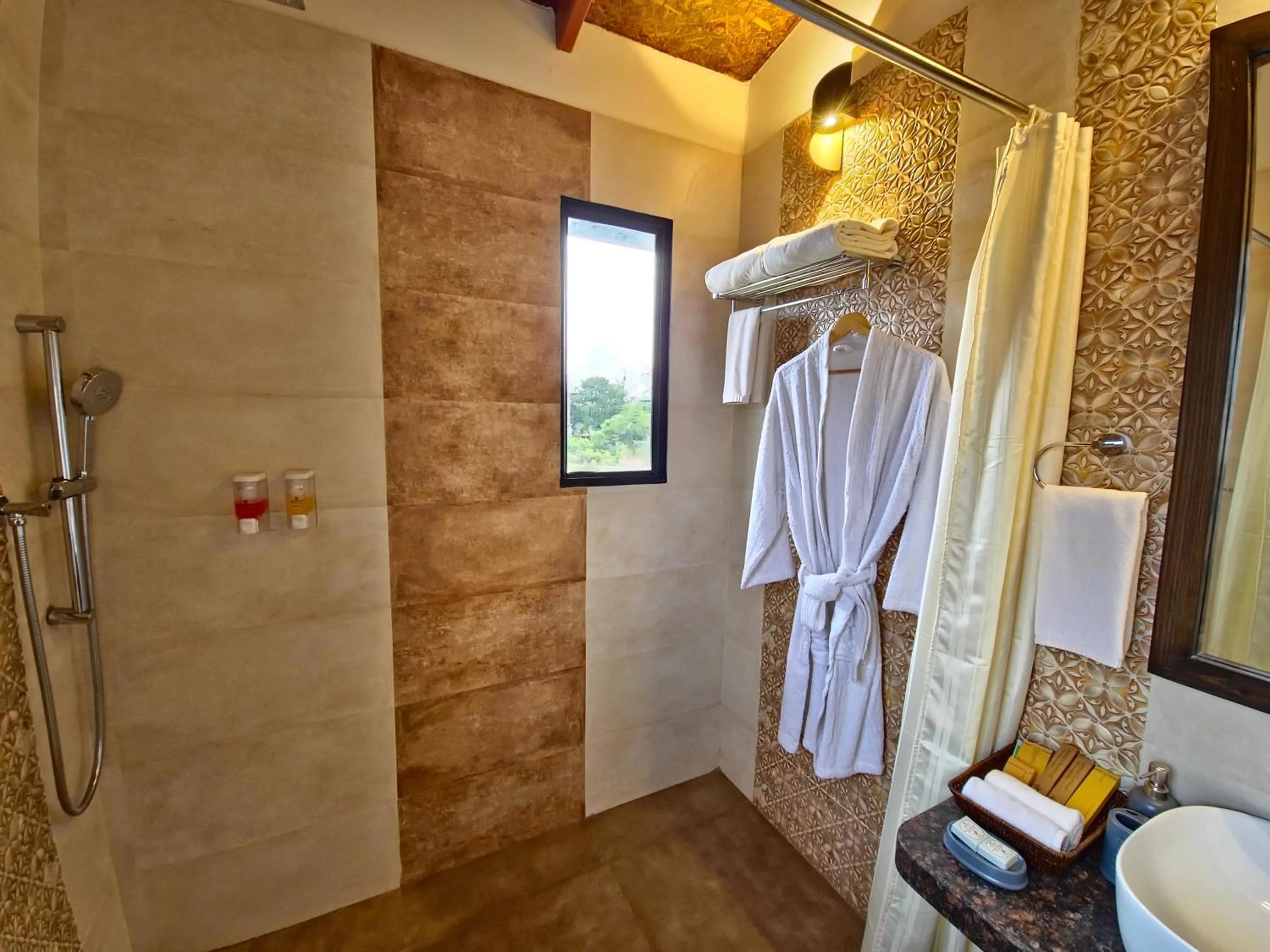Shower in Tathastu Tadoba