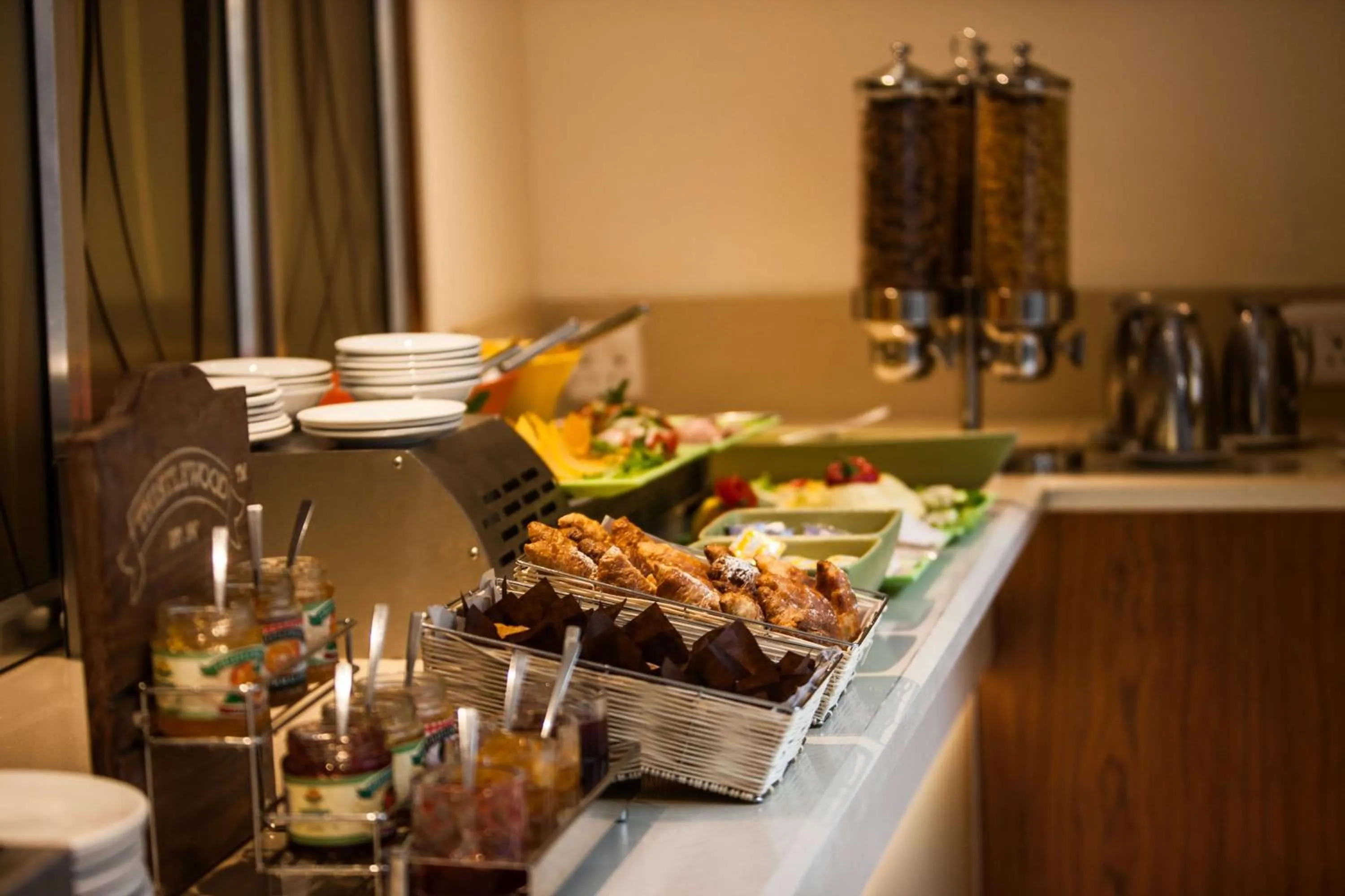 Restaurant/places to eat in StayEasy Eastgate