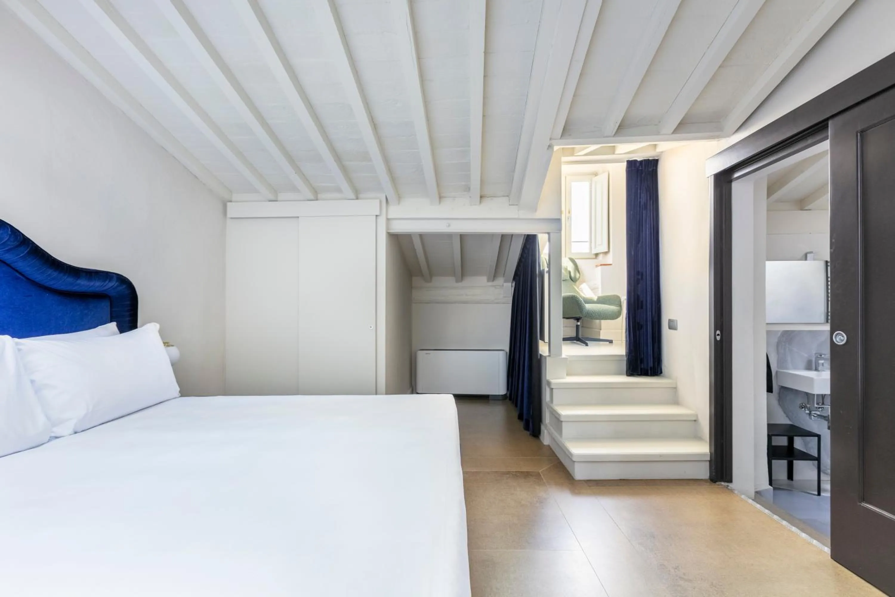 Seating area, Bed in Numa Florence Felice