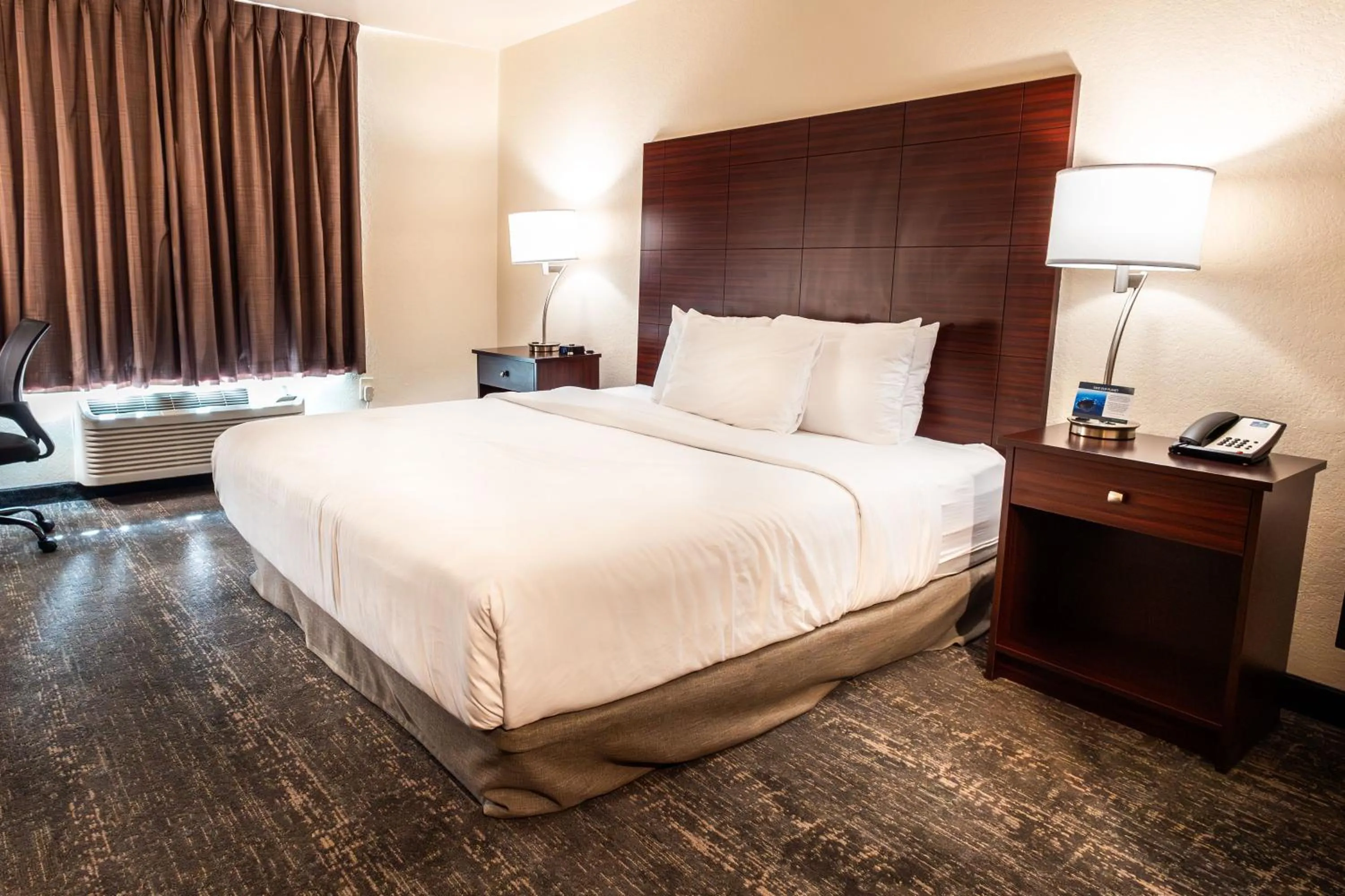 Bedroom, Bed in Cobblestone Inn & Suites - Big Lake