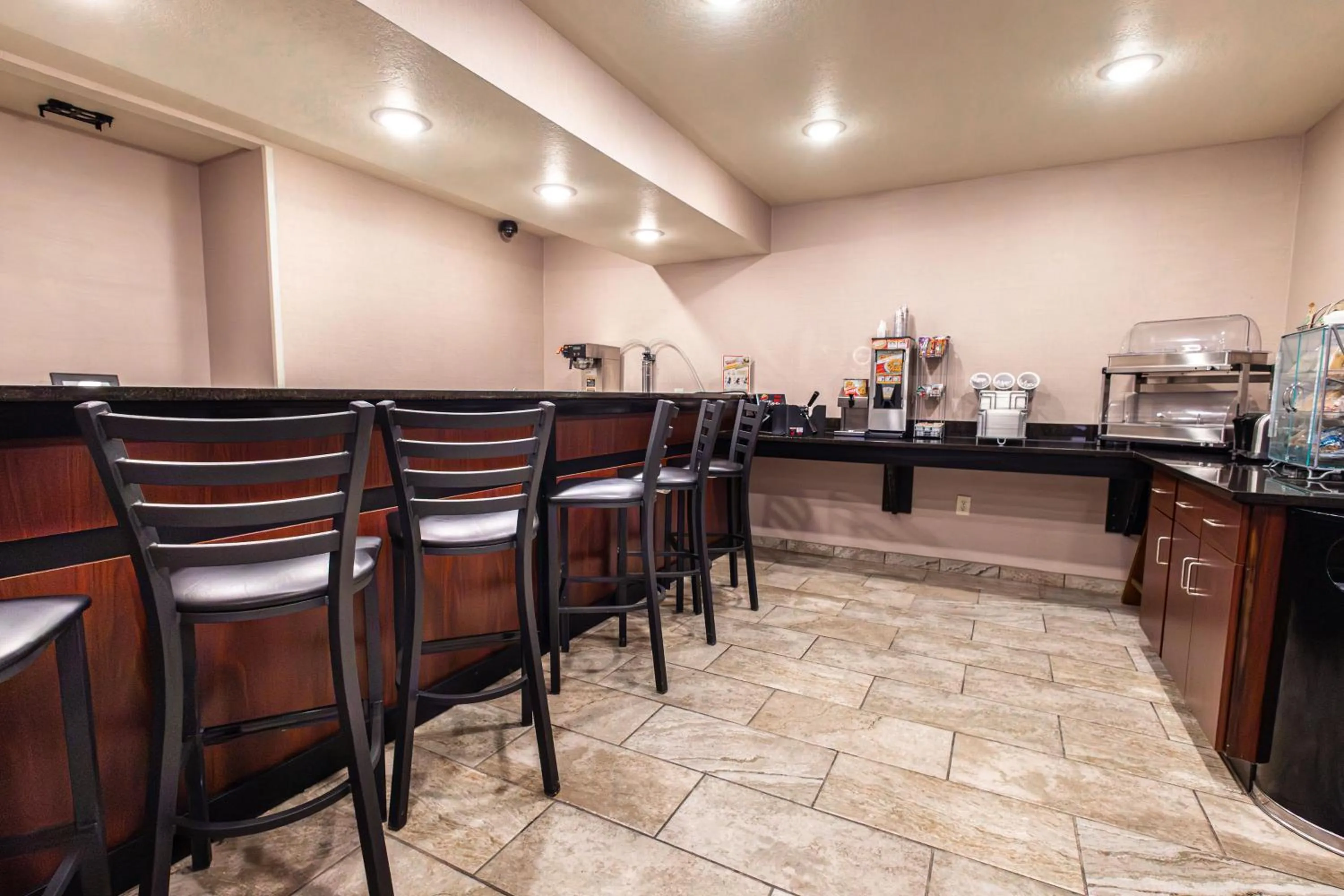 Breakfast in Cobblestone Inn & Suites - Big Lake