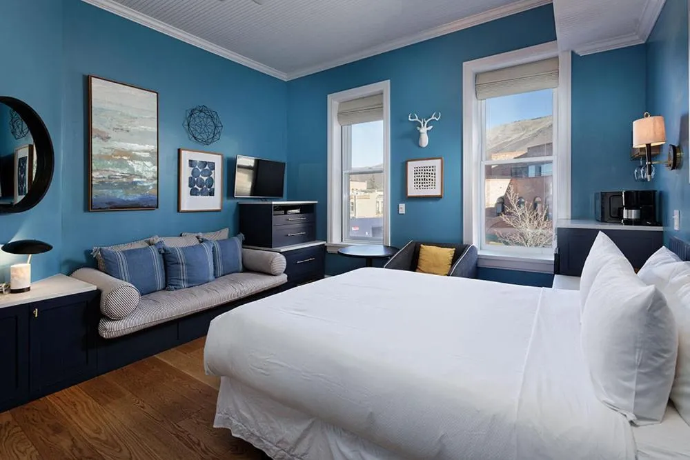 Independence Square 205, Stylish Hotel Room with AC, Great Location in Aspen