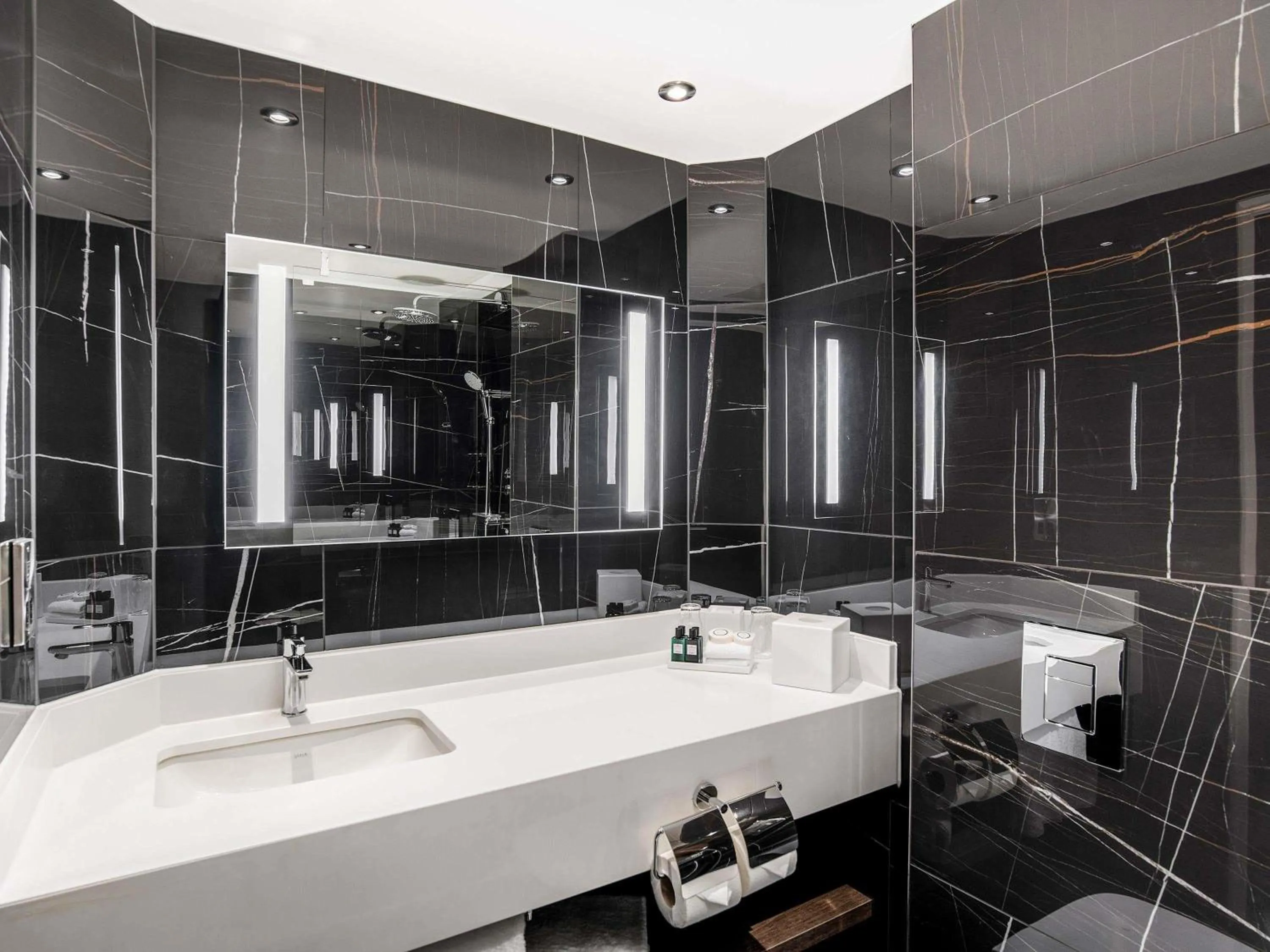 Bedroom in Sofitel London Gatwick