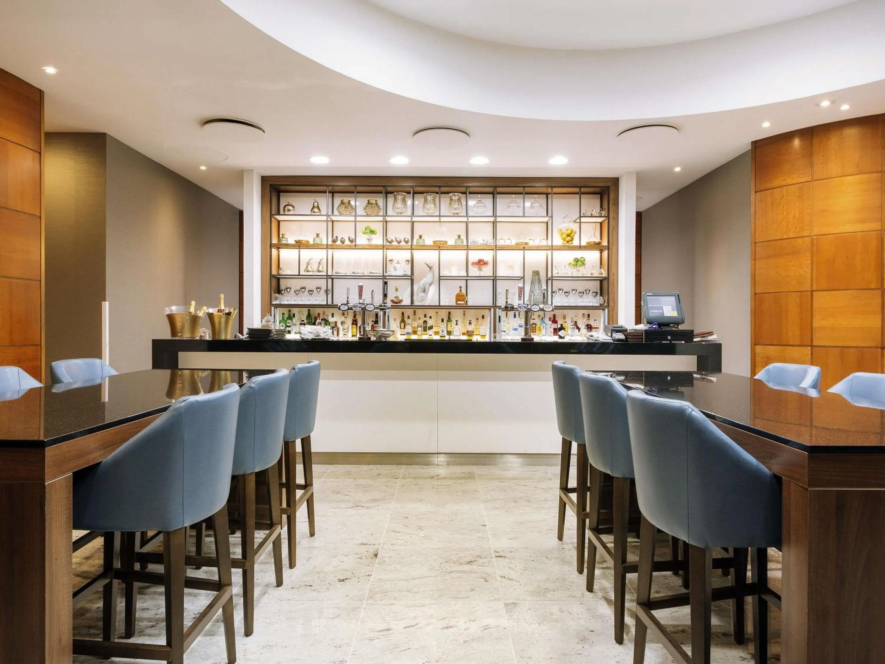 Lounge or bar in Sofitel London Gatwick