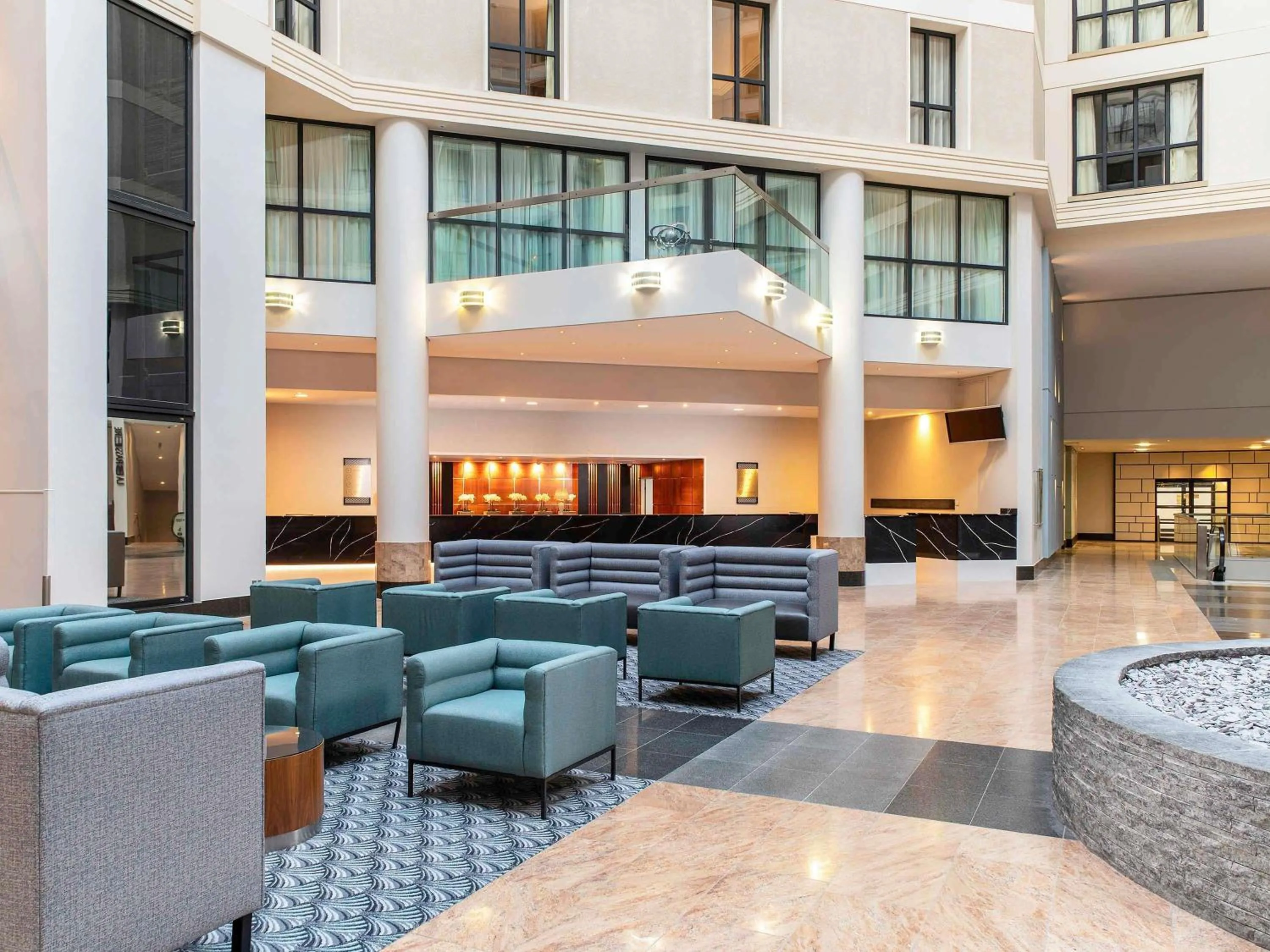Lounge or bar in Sofitel London Gatwick