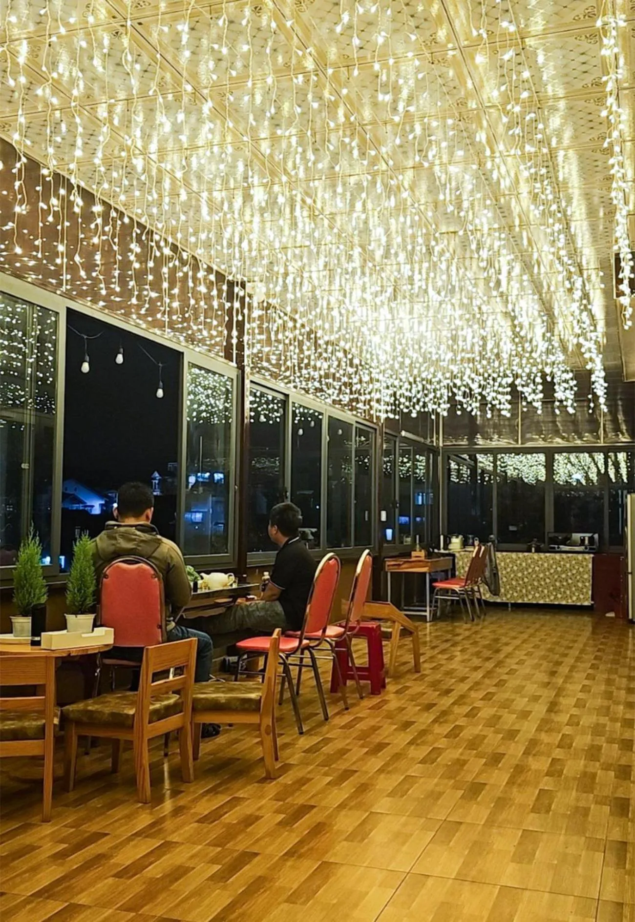 Restaurant/places to eat in Mai DiaMond Hotel