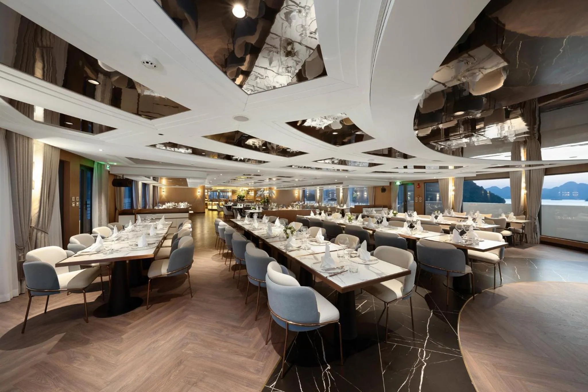 Restaurant/places to eat in Grand Pioneers Halong Bay Cruise 1