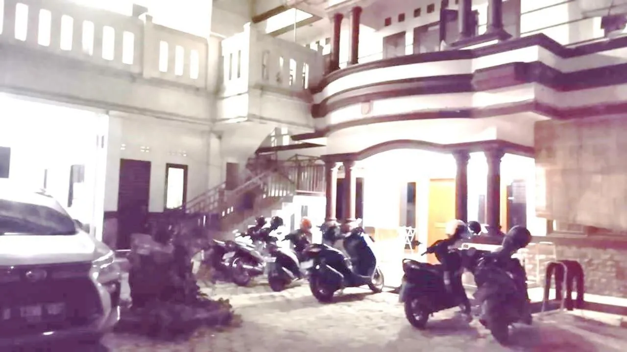 Facade/entrance in OYO Life 93160 Kost Jenny Karawang