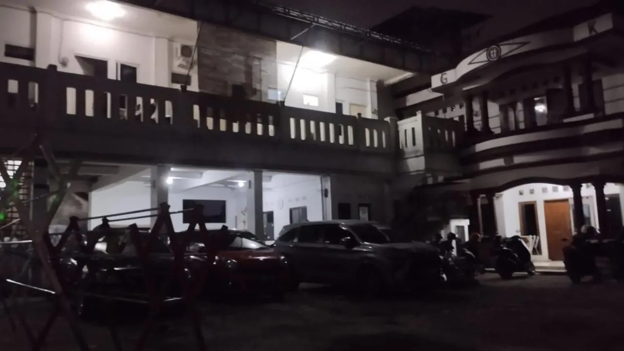 Facade/entrance in OYO Life 93160 Kost Jenny Karawang
