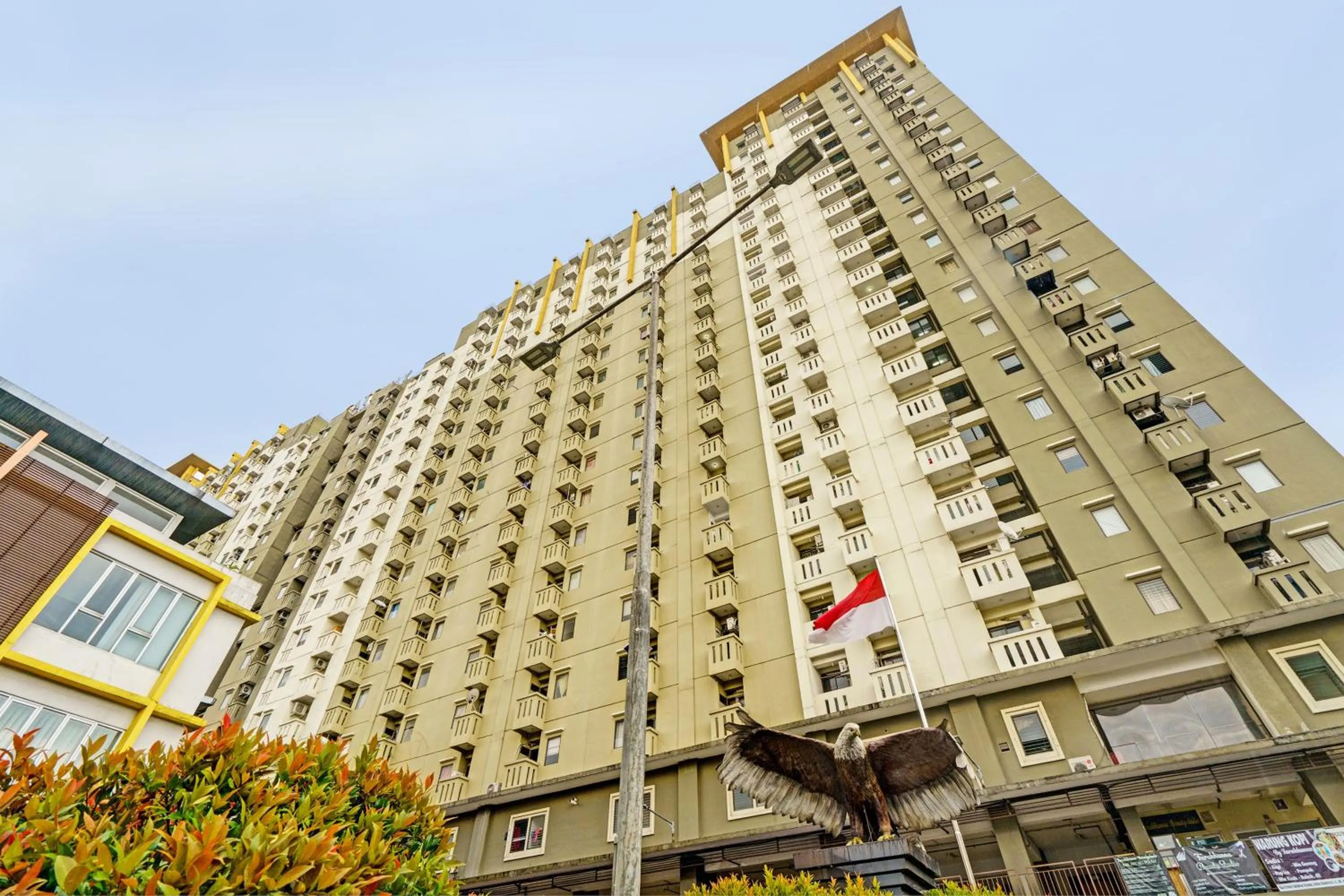 Facade/entrance in OYO Life 93170 Apartement Gateway Cicadas By Mr Pro