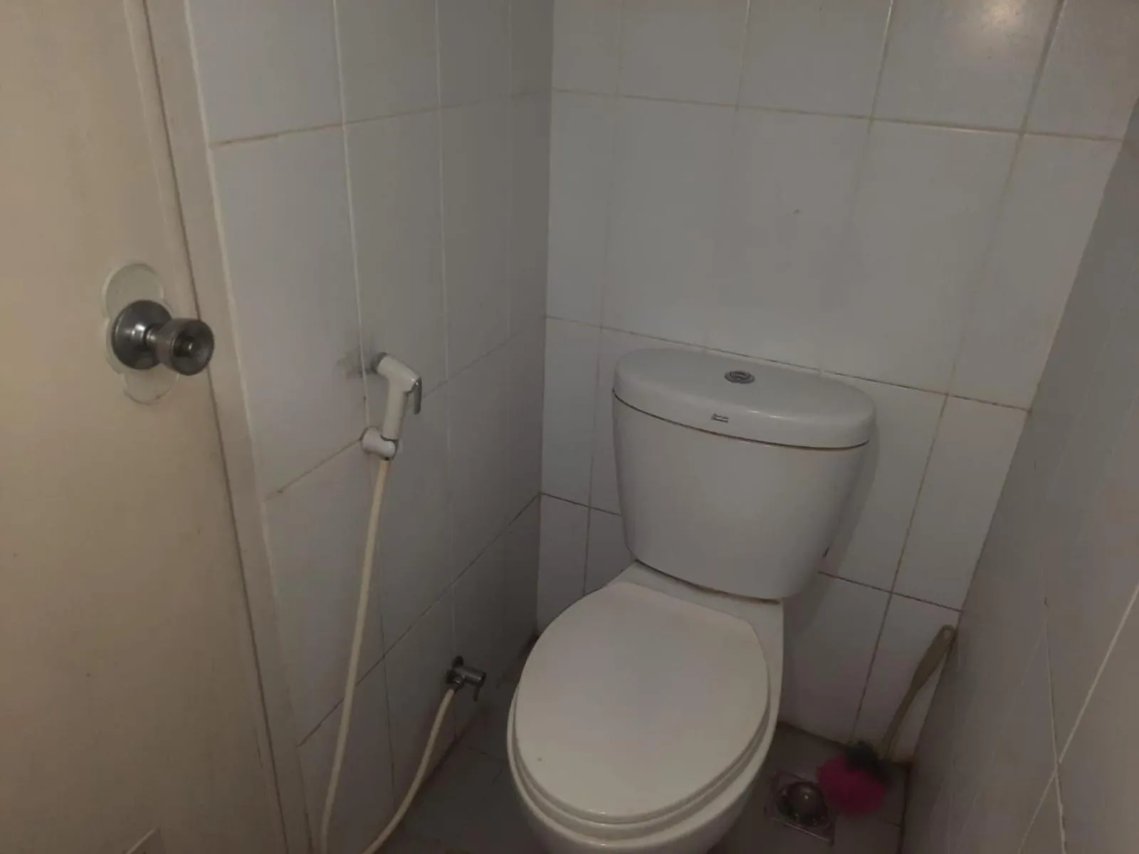 Bathroom in OYO Life 93139 Apartemen Grand Sentraland By Evi