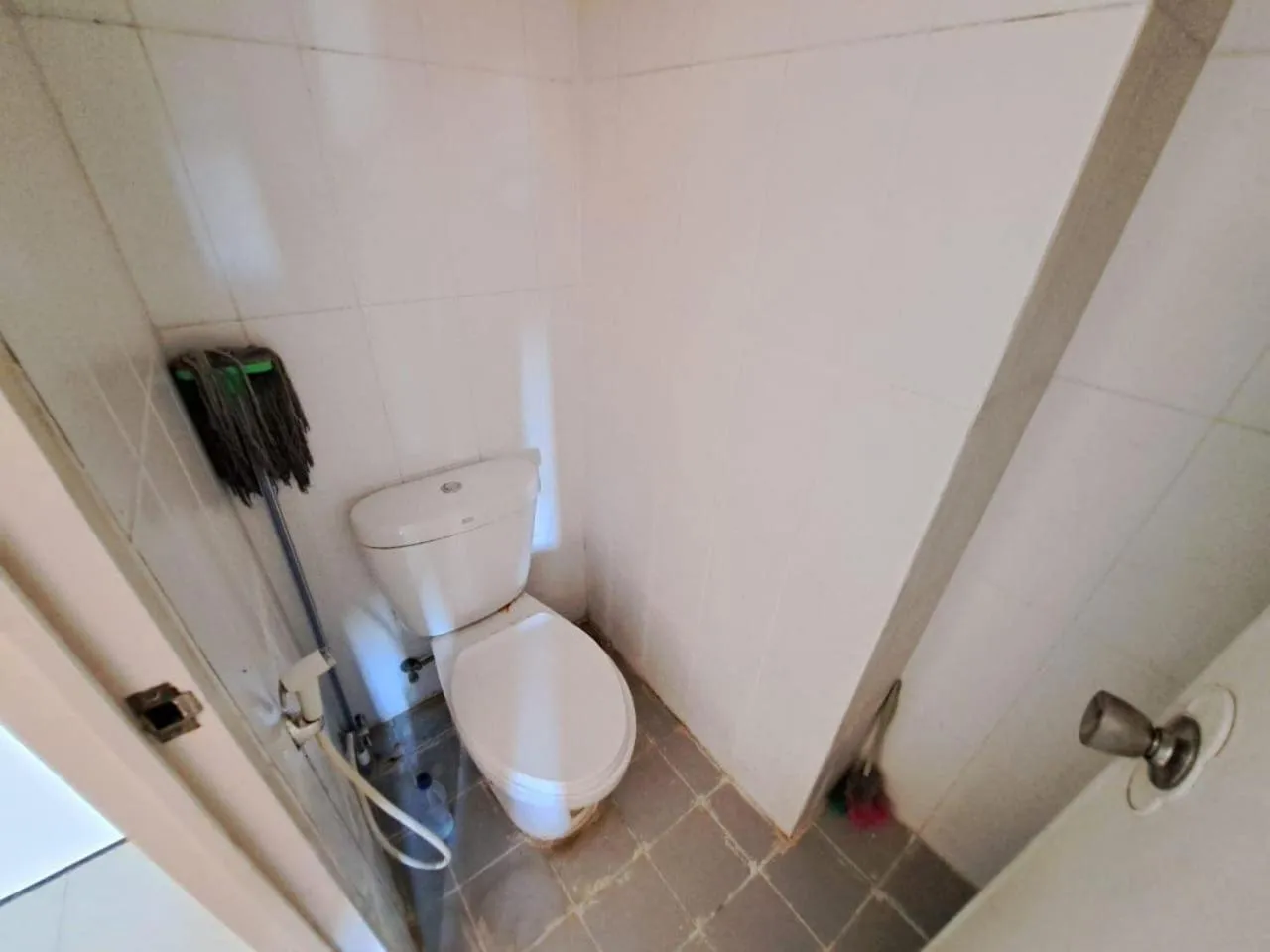 Bathroom in OYO Life 93139 Apartemen Grand Sentraland By Evi