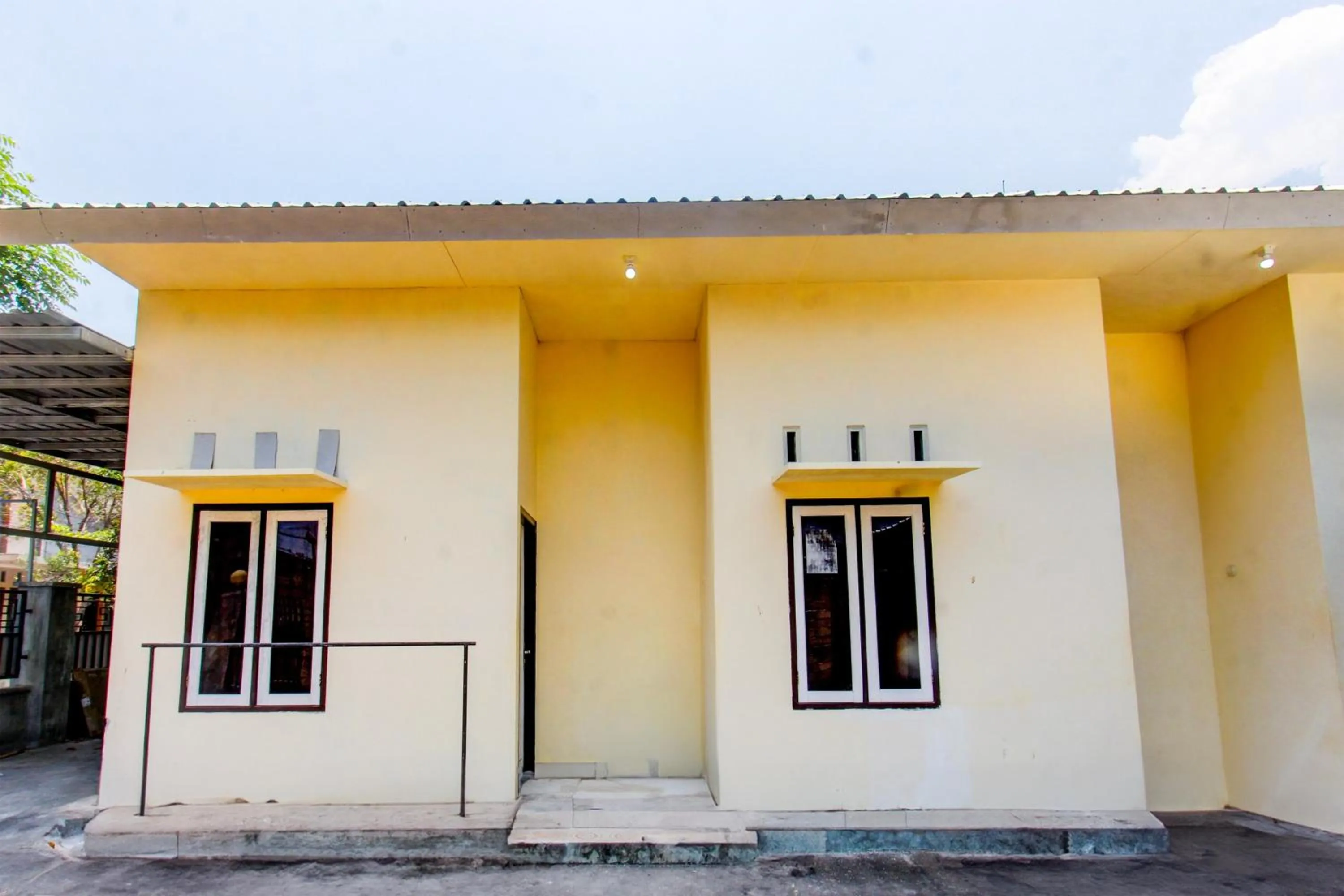 Facade/entrance in OYO Life 93153 Kos Jenggala