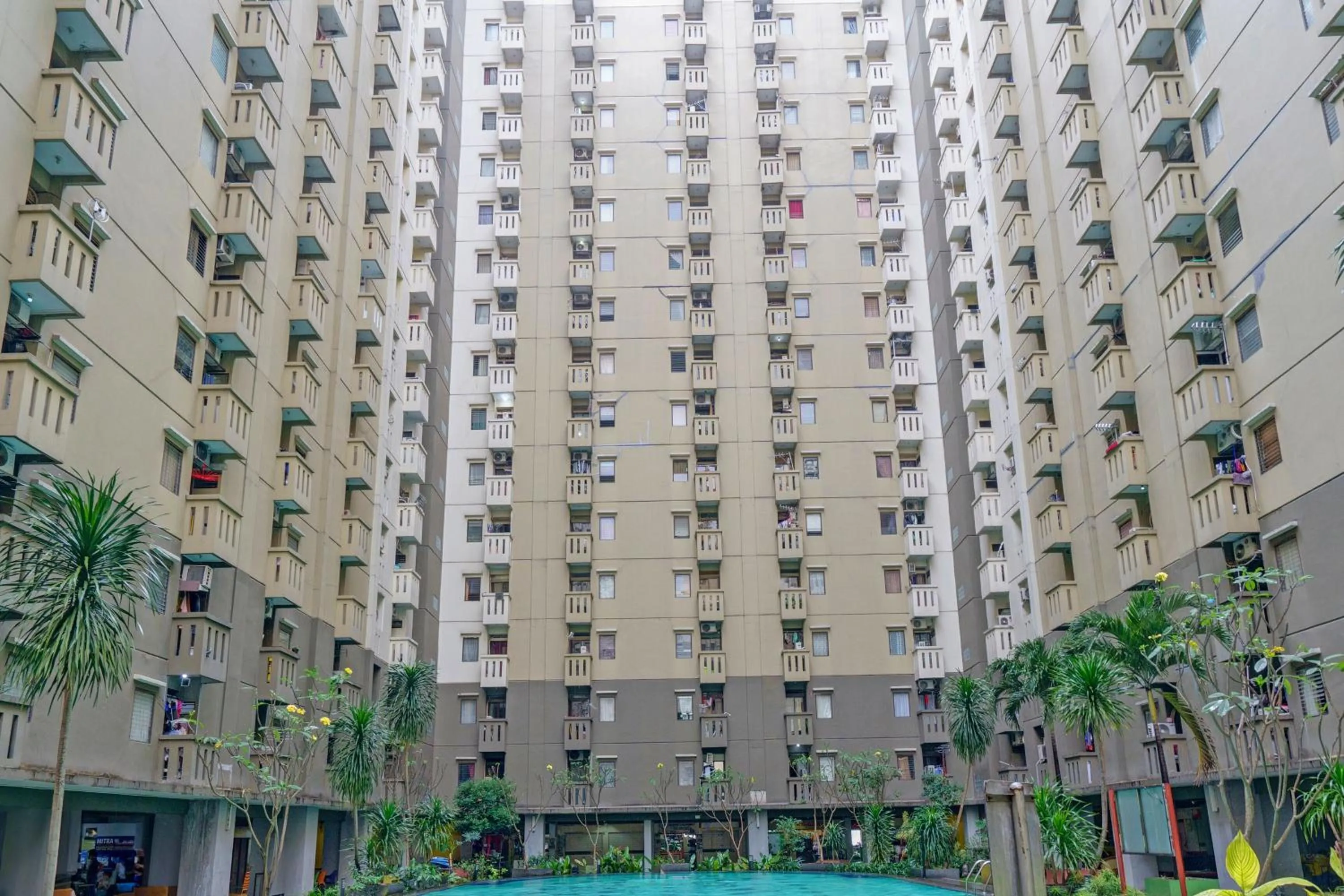 Facade/entrance in OYO Life 93120 Apartement Gateway Cicadas By Sarana Cipta Mahakarya