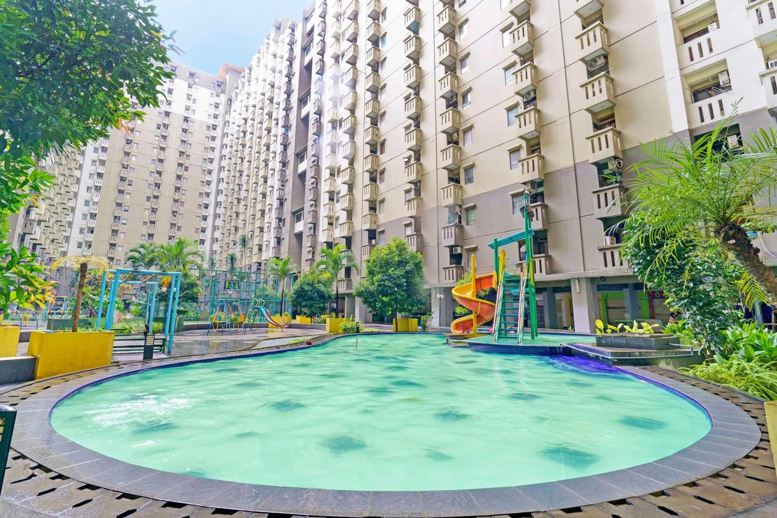Swimming pool in OYO Life 93120 Apartement Gateway Cicadas By Sarana Cipta Mahakarya