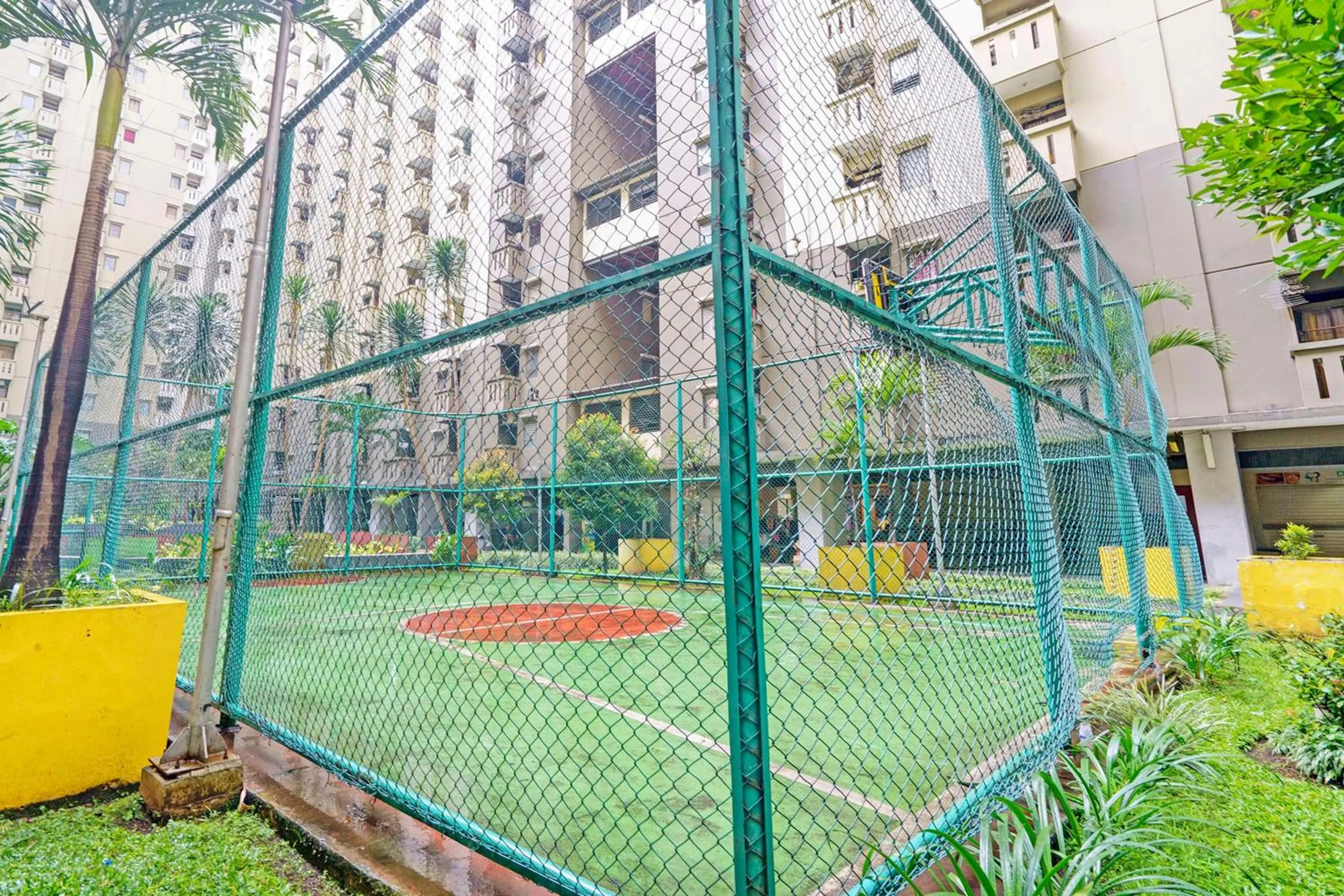 Swimming pool in OYO Life 93120 Apartement Gateway Cicadas By Sarana Cipta Mahakarya