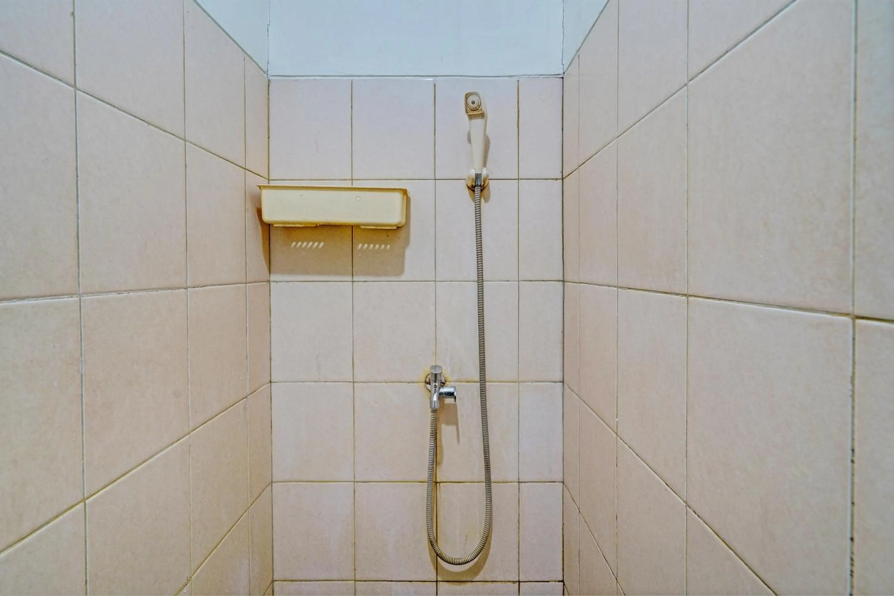 Bathroom in OYO Life 93120 Apartement Gateway Cicadas By Sarana Cipta Mahakarya