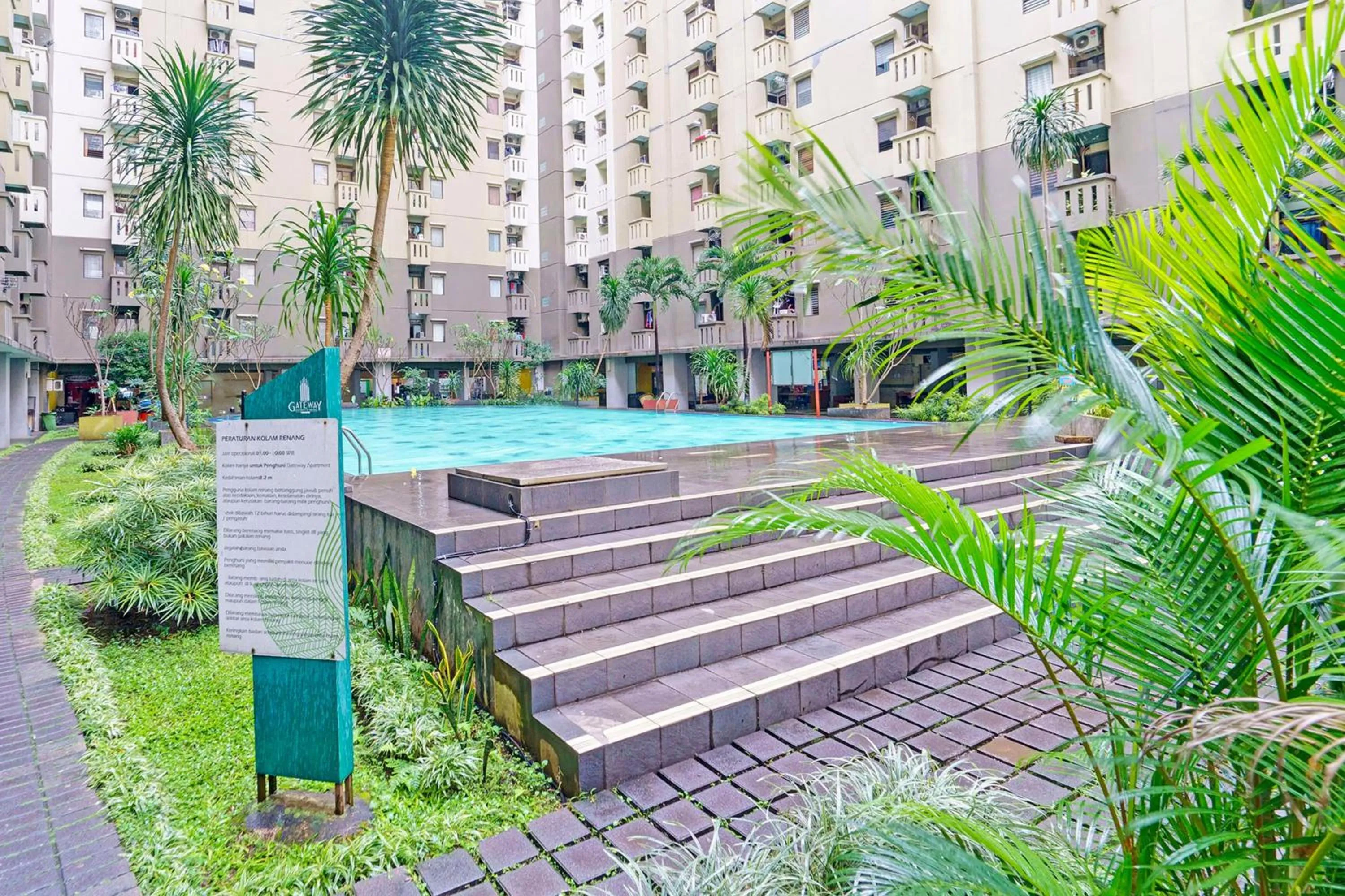 Swimming pool in OYO Life 93120 Apartement Gateway Cicadas By Sarana Cipta Mahakarya