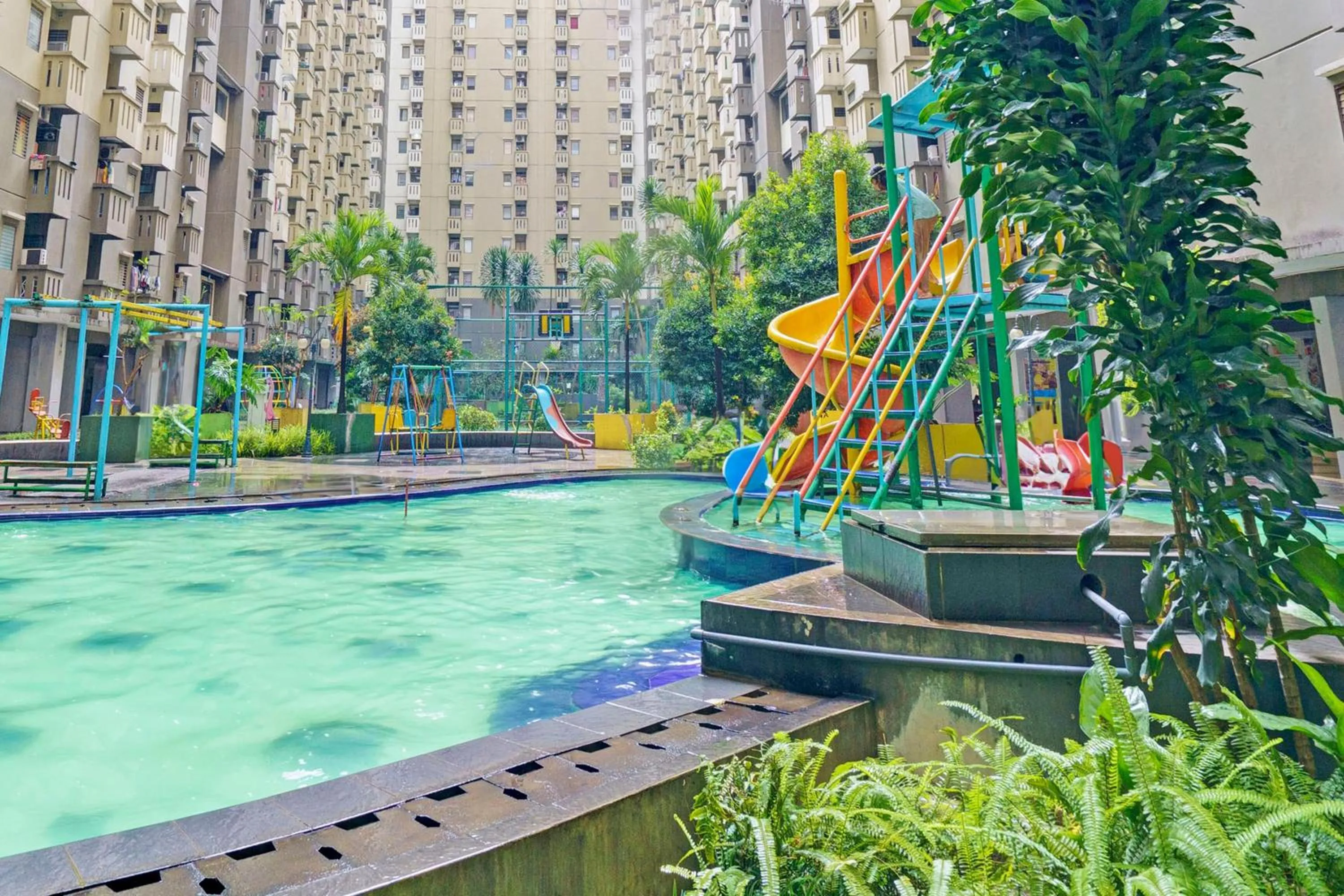 Swimming pool in OYO Life 93120 Apartement Gateway Cicadas By Sarana Cipta Mahakarya