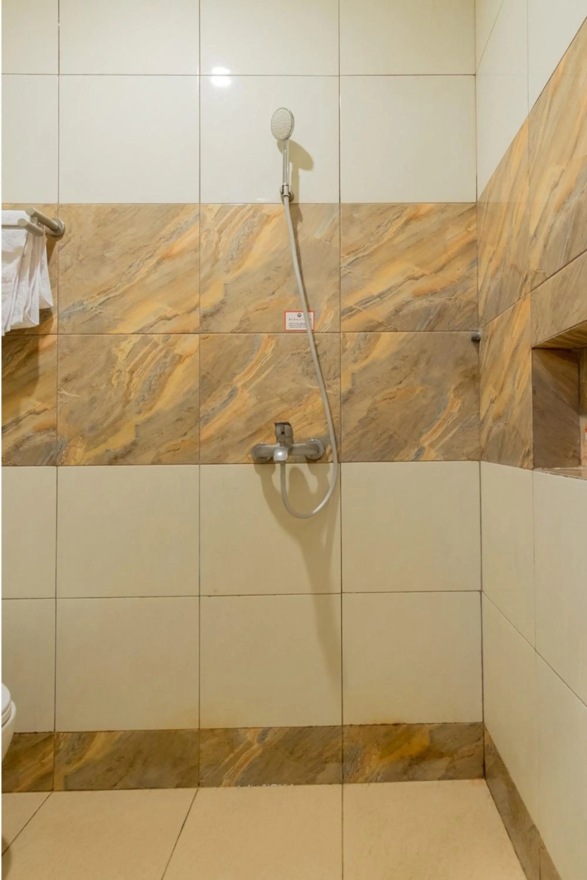 Bathroom in OYO LIfe 93129 Kost Mangga